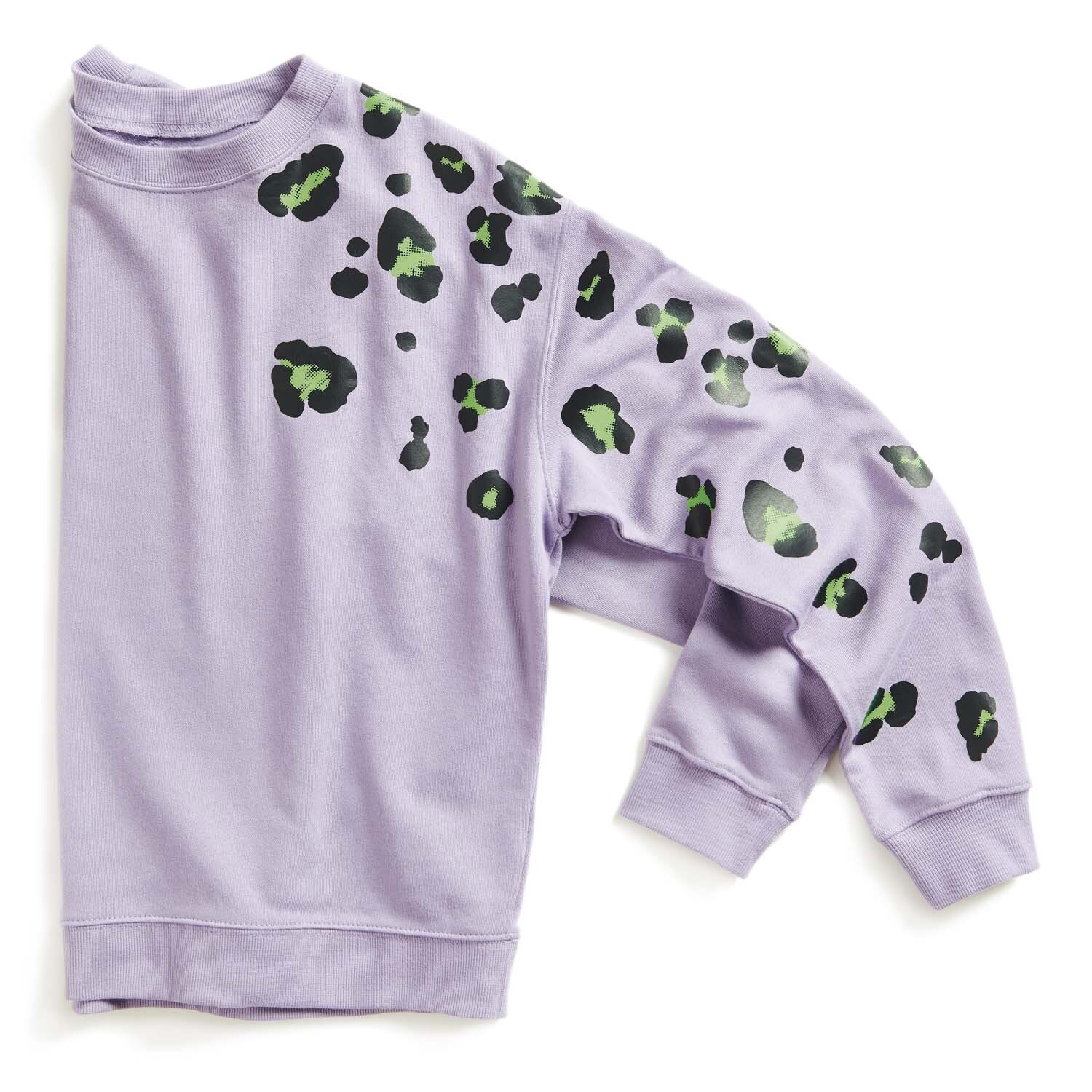 Bügelmotive Acid Leo neon-grün 20 Stück auf lila Pullover, dekoriert mit Leopardenmuster.