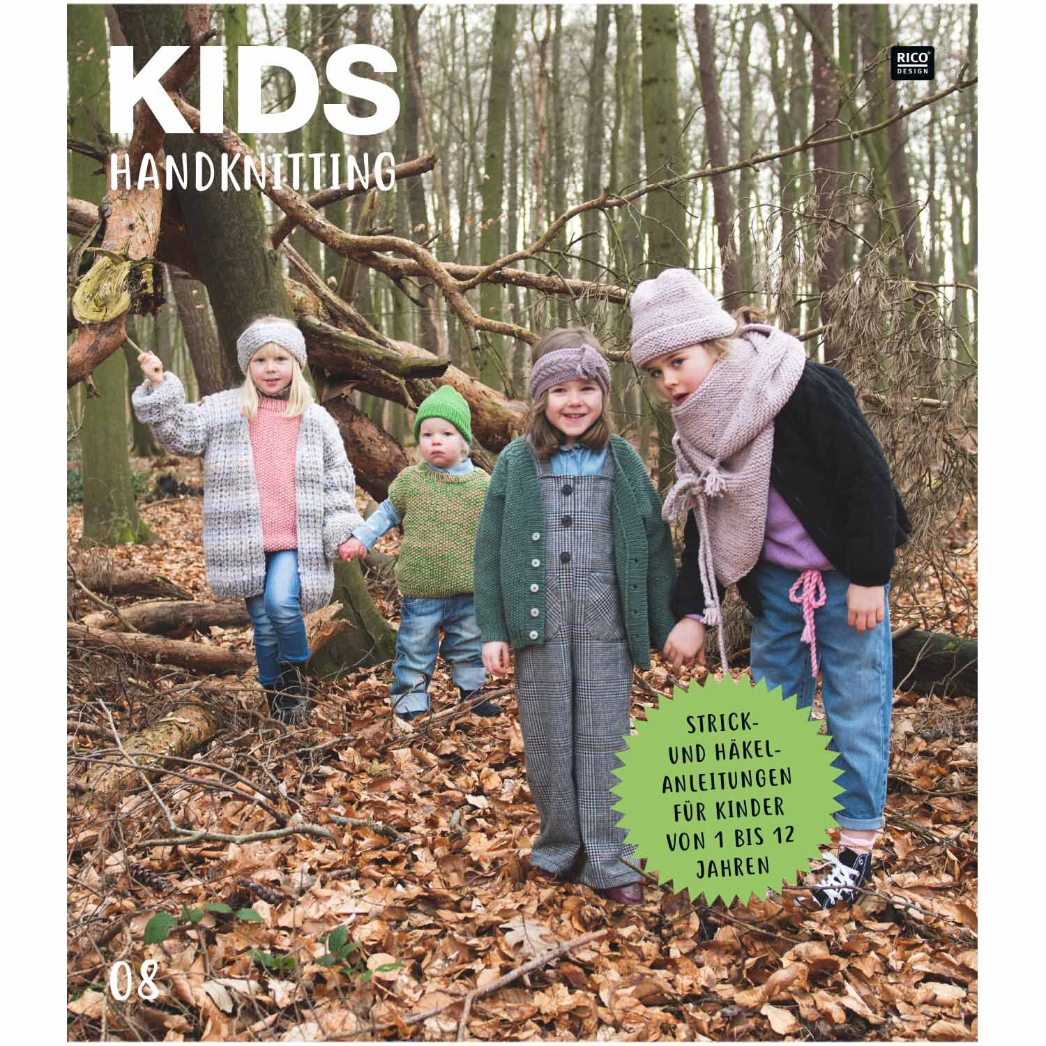 Kids Nr.8: Vier Kinder in gestrickter Kleidung im Wald, mit Strick- und Häkelanleitungen von Rico Design.