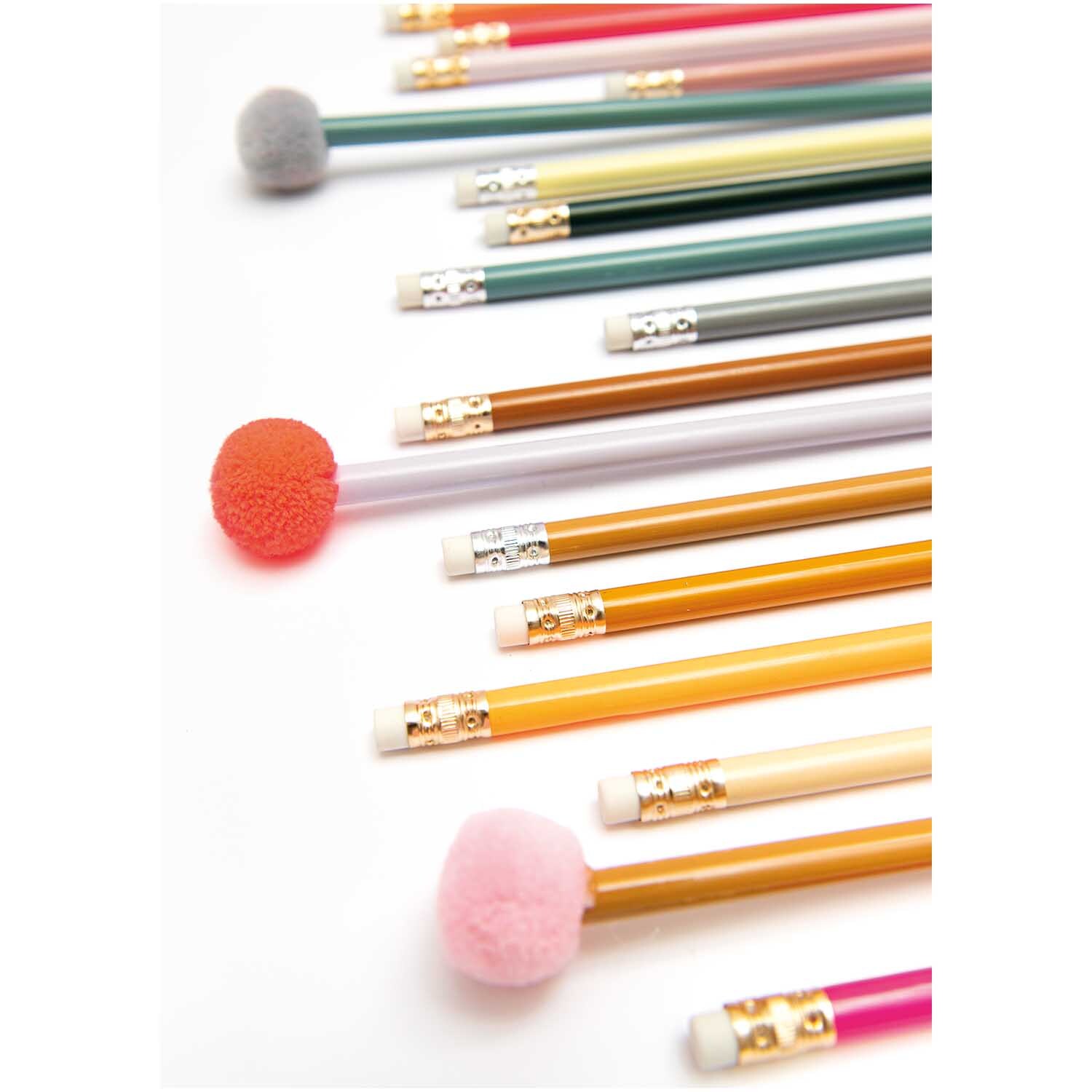 Paper Poetry Bleistift mit Pompon in verschiedenen Farben, darunter Rosa und Karamell, von Rico Design. Ideal für kreative Projekte.