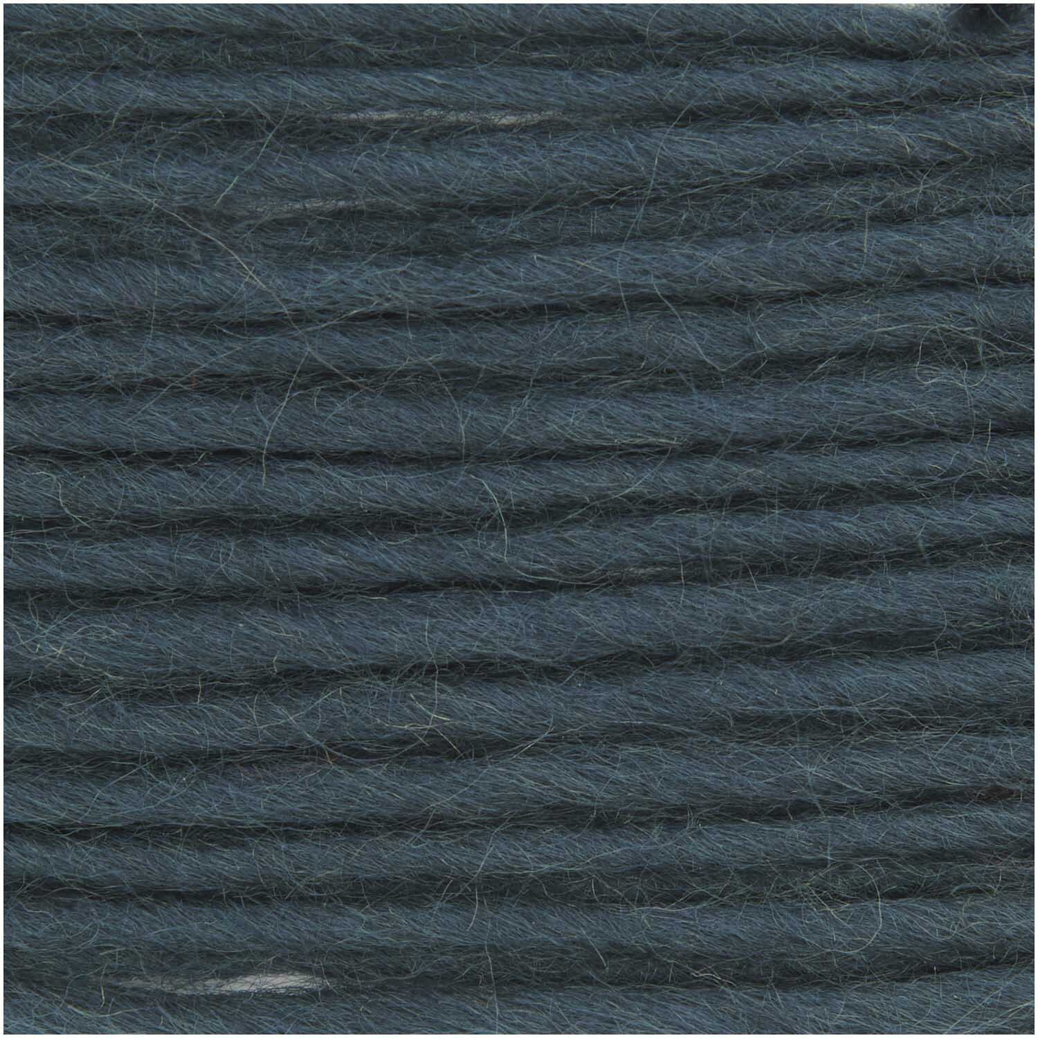 Creative Fun Felting Wool von Rico Design in Marineblau, 50g 50m. Nahaufnahme von weicher Filzwolle.