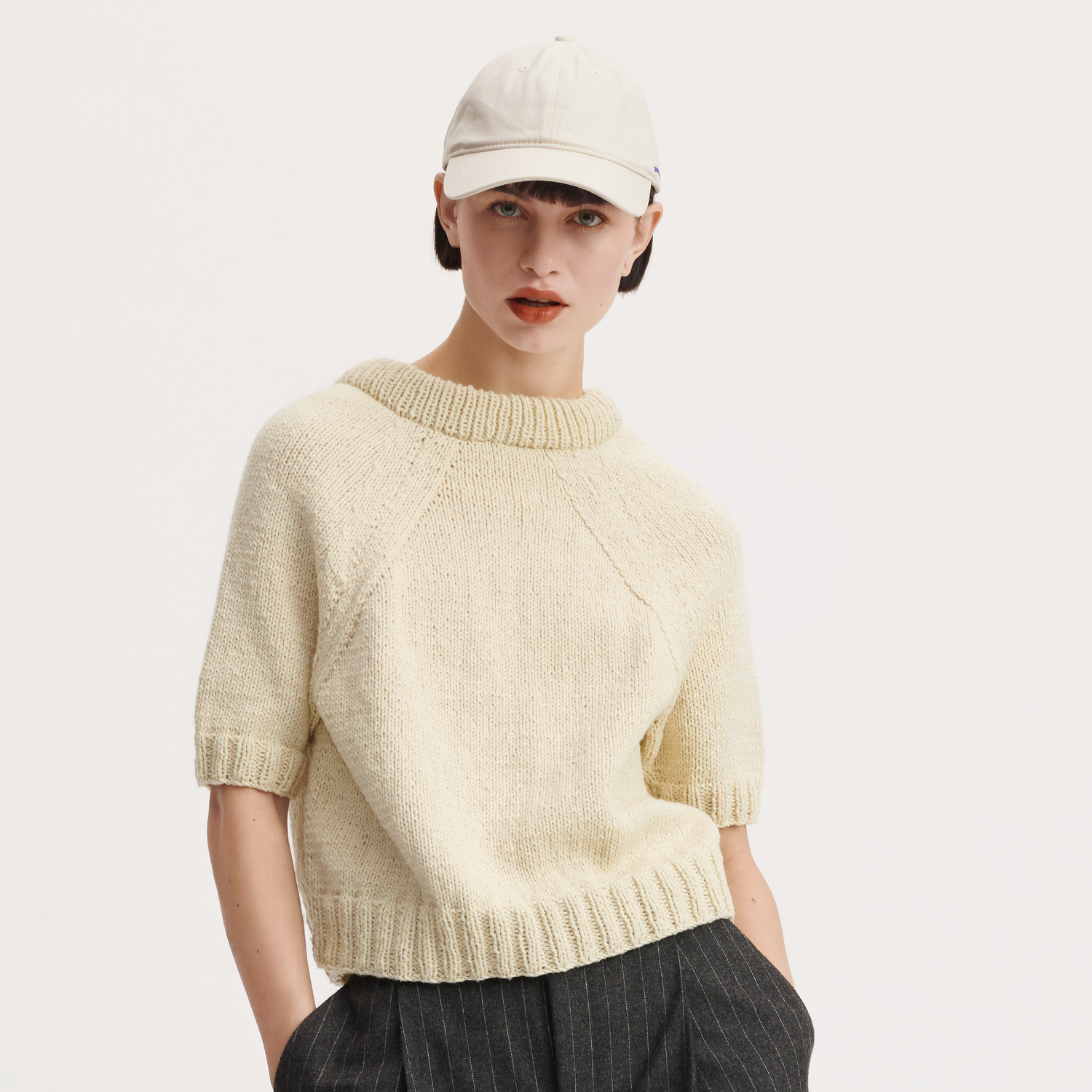 Luxury Natural Silk Blend Strickset Shirt Modell 22, cremefarben, getragen von Person mit Mütze.