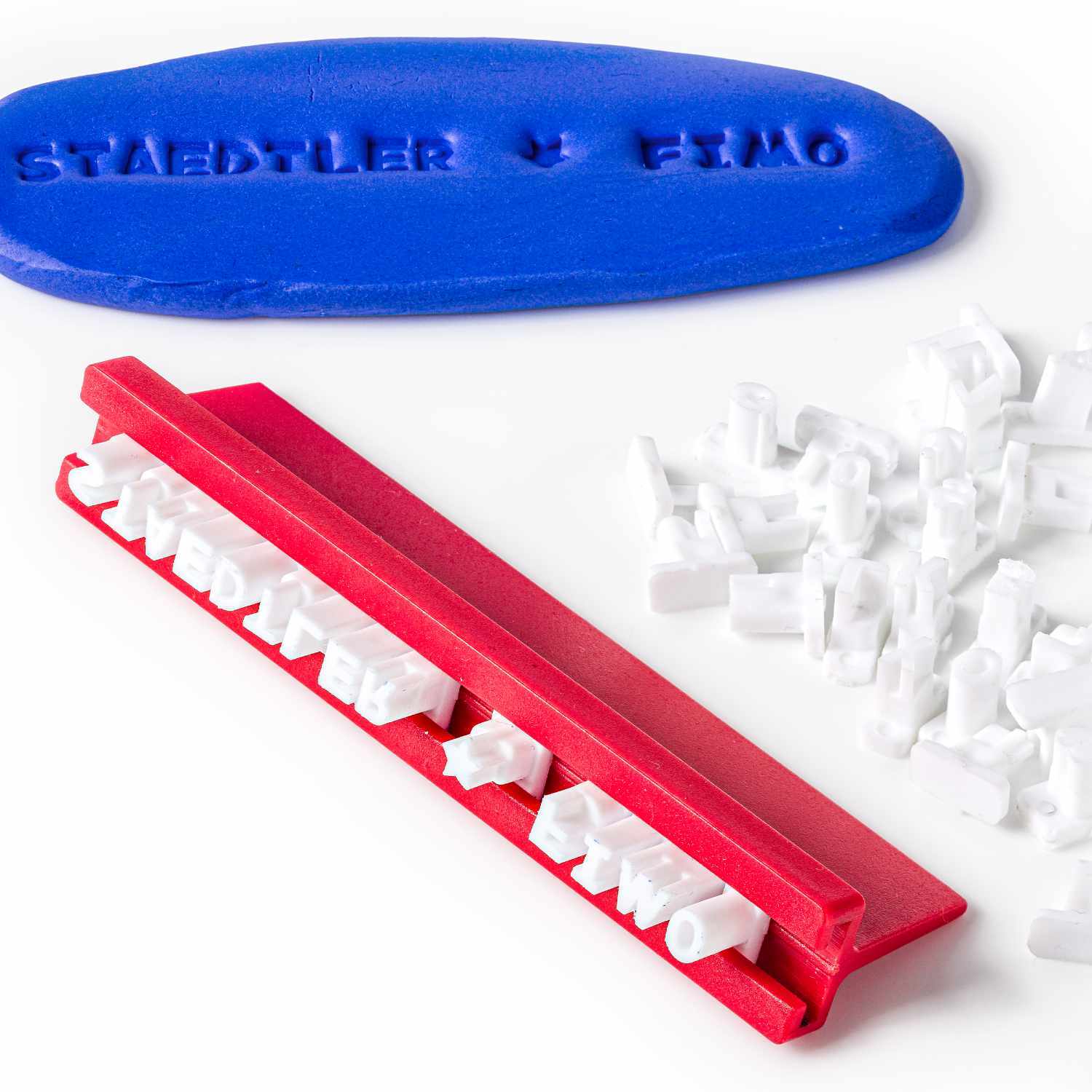 FIMO Zubehör Stempelset mit rotem Halter und weißen Buchstaben, ideal für kreative Projekte.