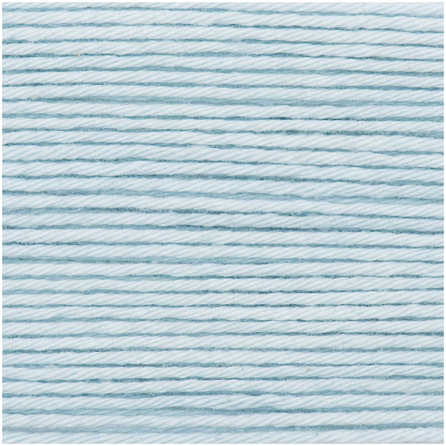 Creative Ricorumi dk von Rico Design in Hellblau, 25g. Nahaufnahme von weichem, hellblauem Garn. Ideal für Strick- und Häkelprojekte.