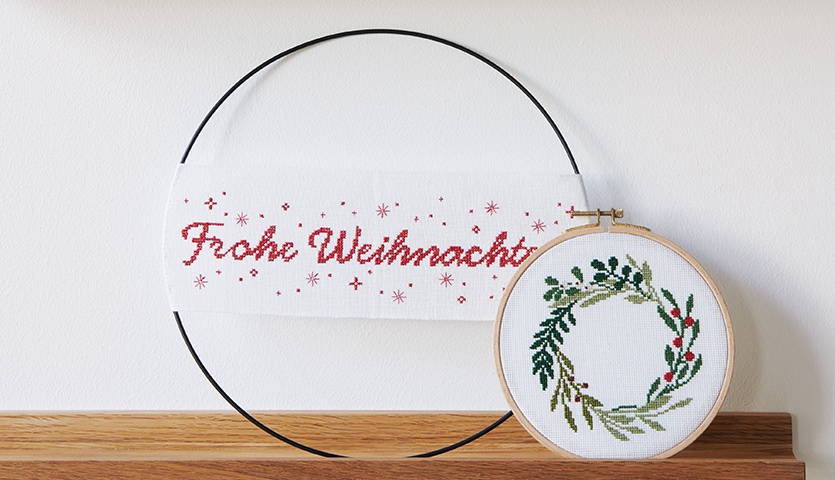 Stickanleitung für eine festliche Wanddeko mit weihnachtlichen Motiven, ideal für kreative Bastler.