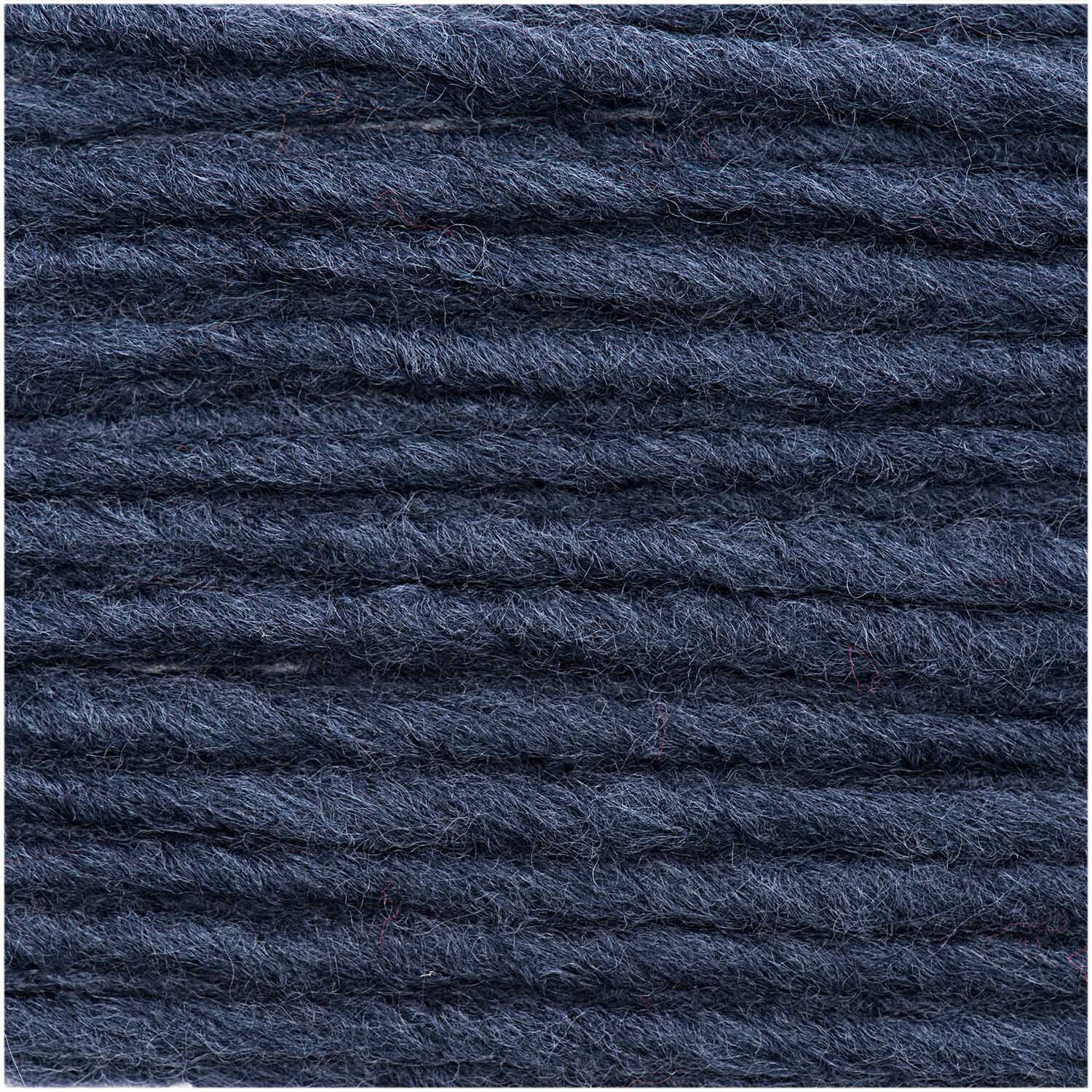Essentials Super super chunky Wolle in Nachtblau von Rico Design, 100g Knäuel, ideal für warme Strickprojekte.