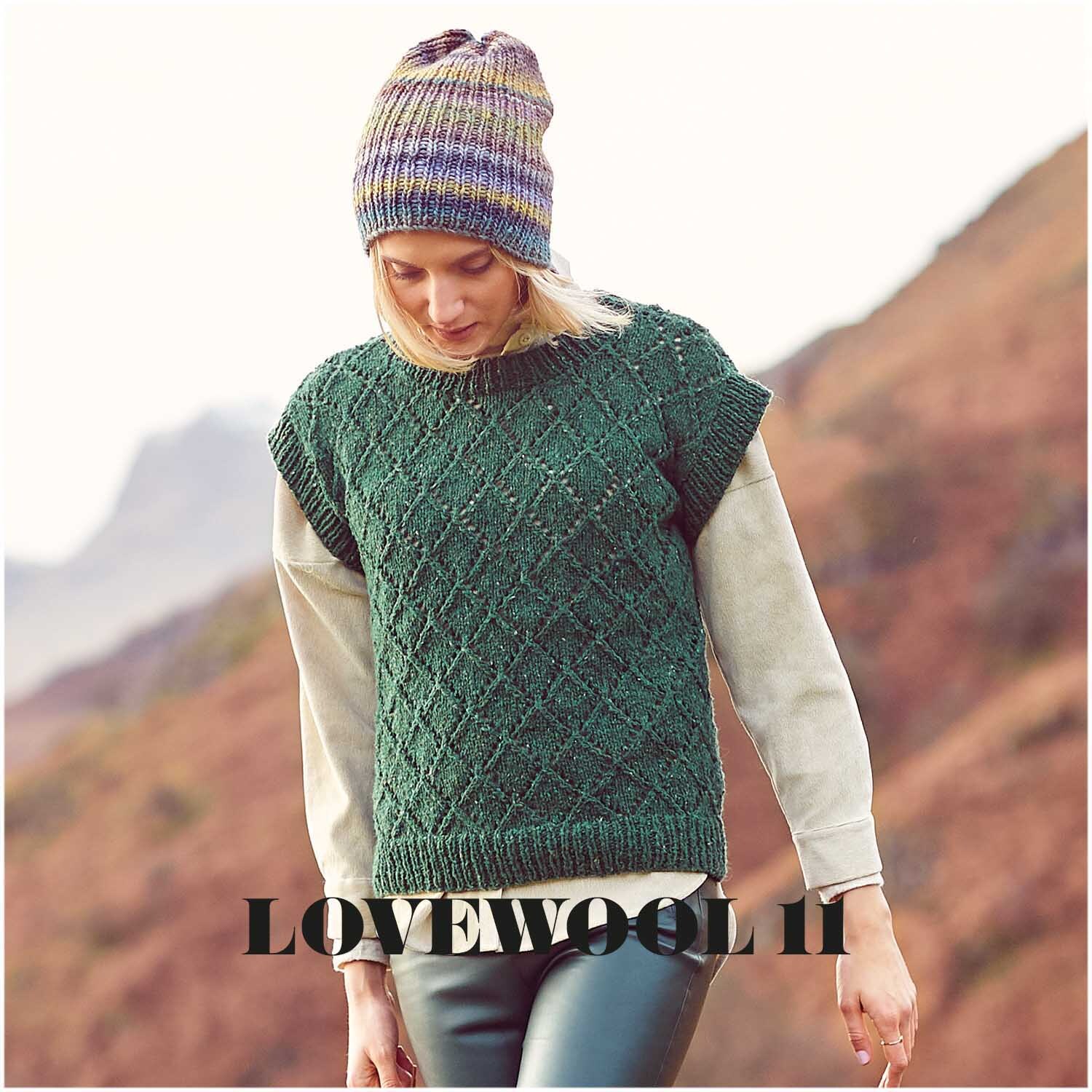 Fashion Modern Tweed aran: Frau trägt grünen Strickpullover und Mütze in Naturkulisse.