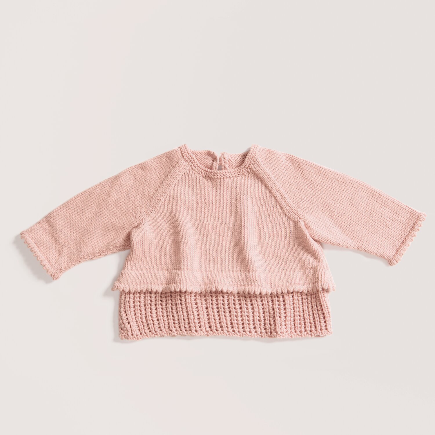 Strickset Pullover Modell 21 aus Baby 043 in zartem Rosa, gestrickt aus weicher Bio-Baumwolle und Kaschmir. Ideal für Babys.