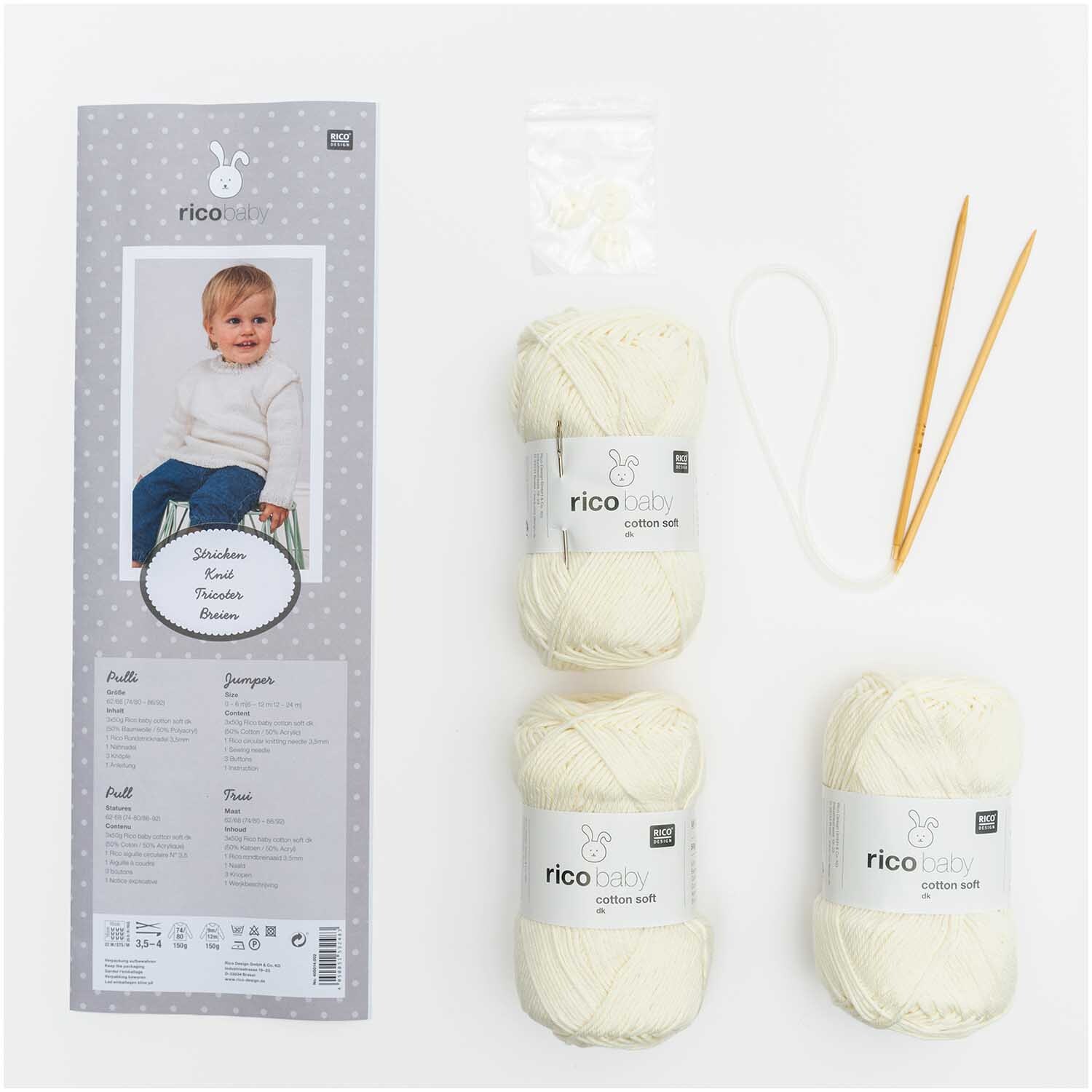 Strickset Babypullover weiß mit drei Wollknäueln, Stricknadeln und Anleitung von Rico Design. Ideal für DIY-Projekte.