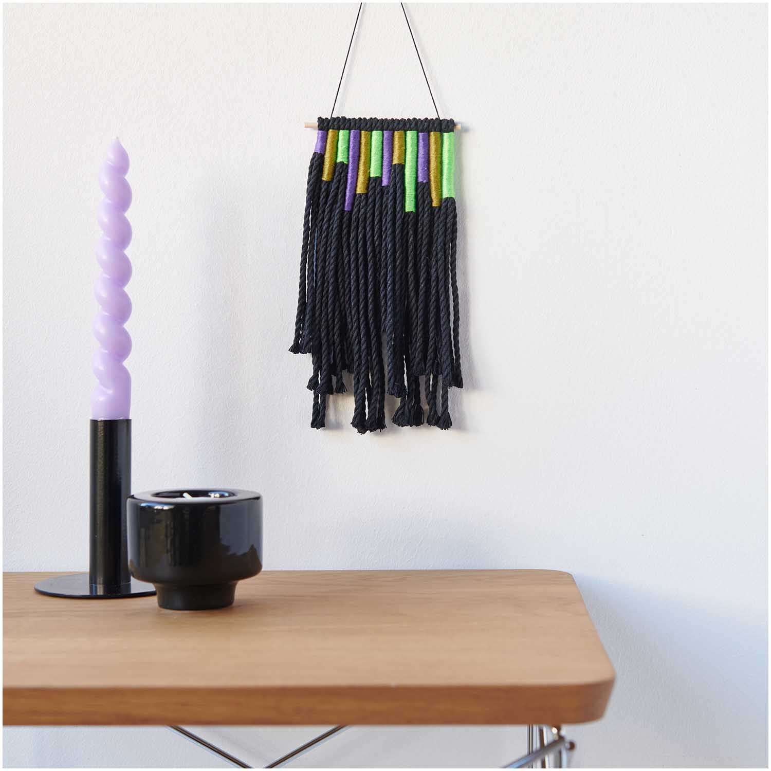 Stickgarn Set Multicolour Fashion: Wanddeko mit bunten Fäden, schwarzem Hintergrund, 24-teilig.
