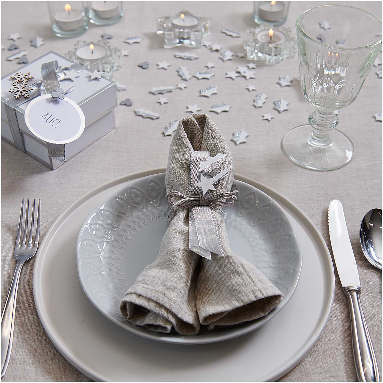 Dekoklammern Stern weiß 3cm 8 Stück auf elegant gedecktem Tisch mit Kerzen und Geschenkbox.