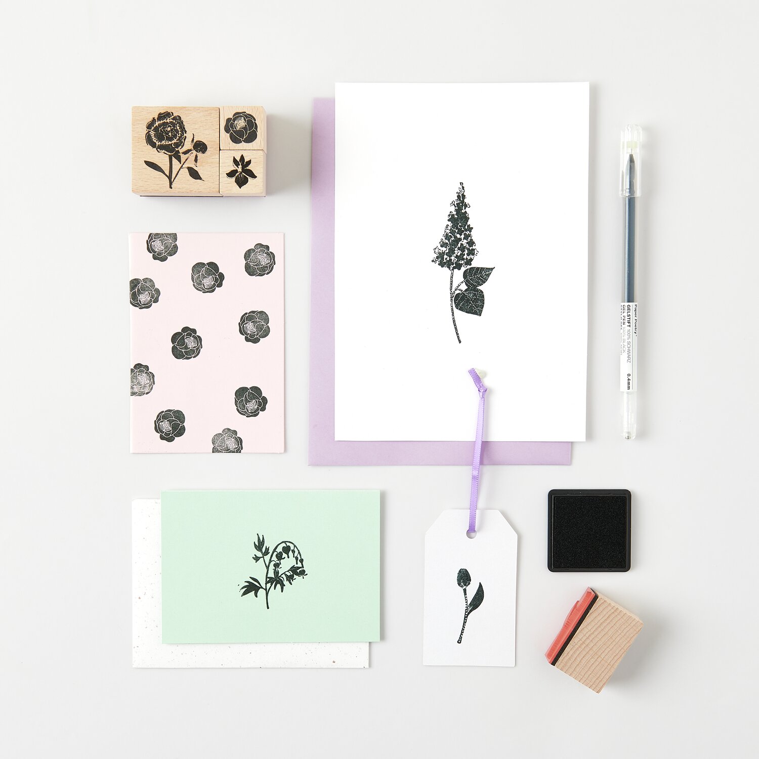 Stempelset Blumen, 9-teilig: Kreatives Set mit floralen Motiven, ideal für Karten und Geschenke. Enthält Stempel, Tinte und Karten in Pastellfarben.