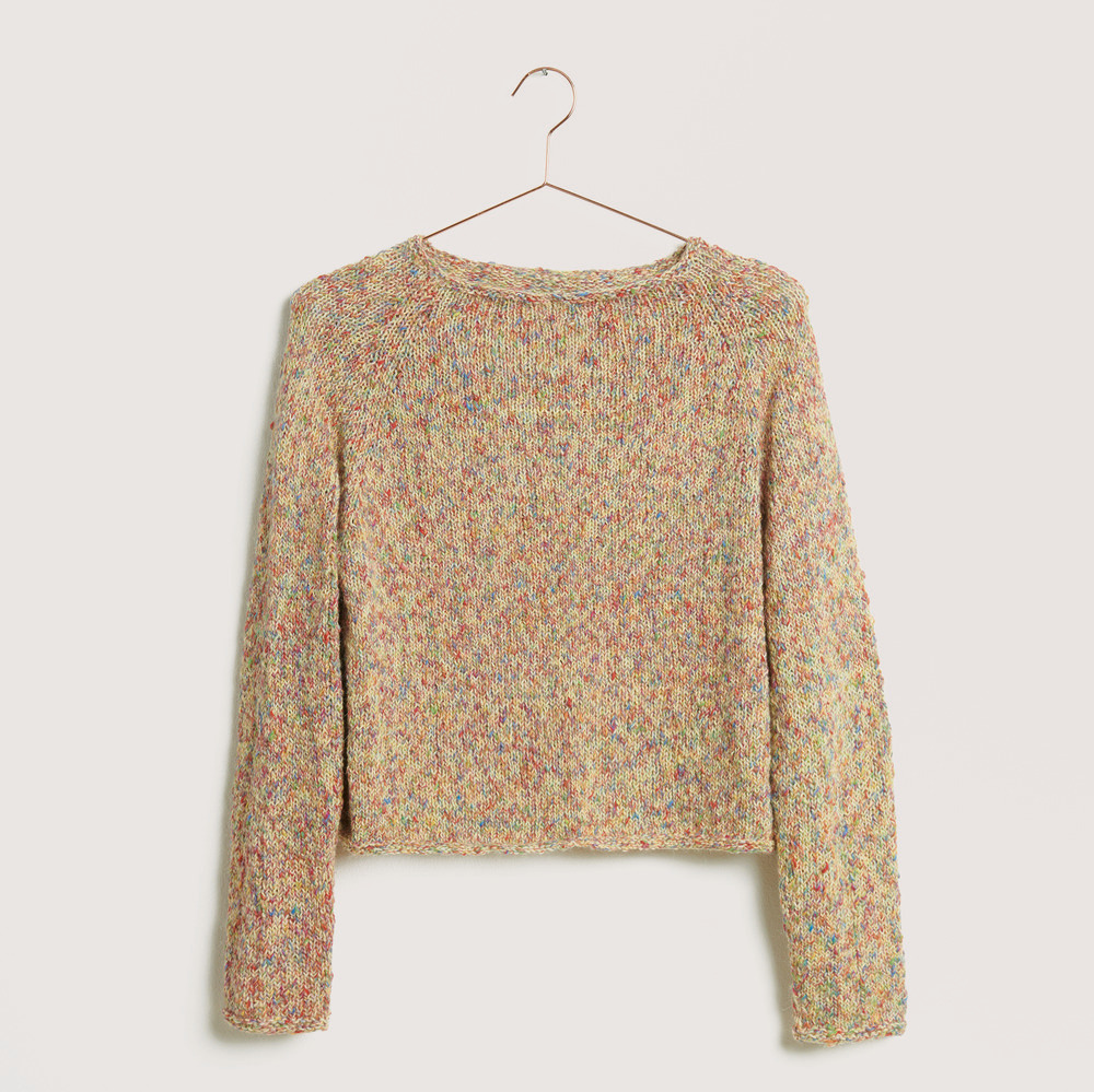 Pullover auf grauem Hintergrund – zum Strickset