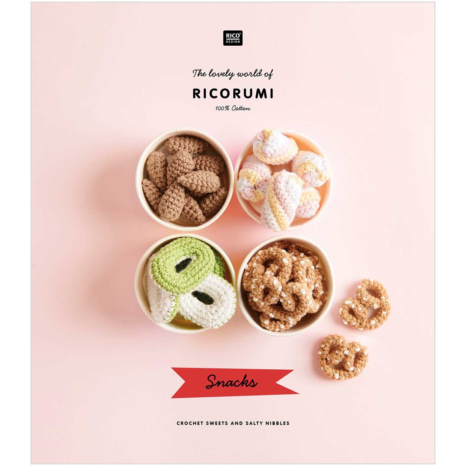 Ricorumi Snacks: Vier gehäkelte Snack-Schalen auf rosa Hintergrund, präsentiert von Rico Design.