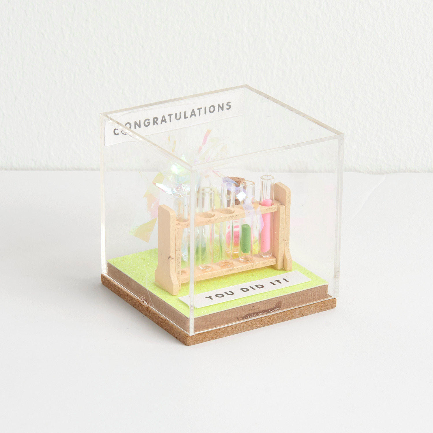 Miniatur Labor Set in einer transparenten Dekohaube mit bunten Reagenzgläsern und Glückwunschtext.