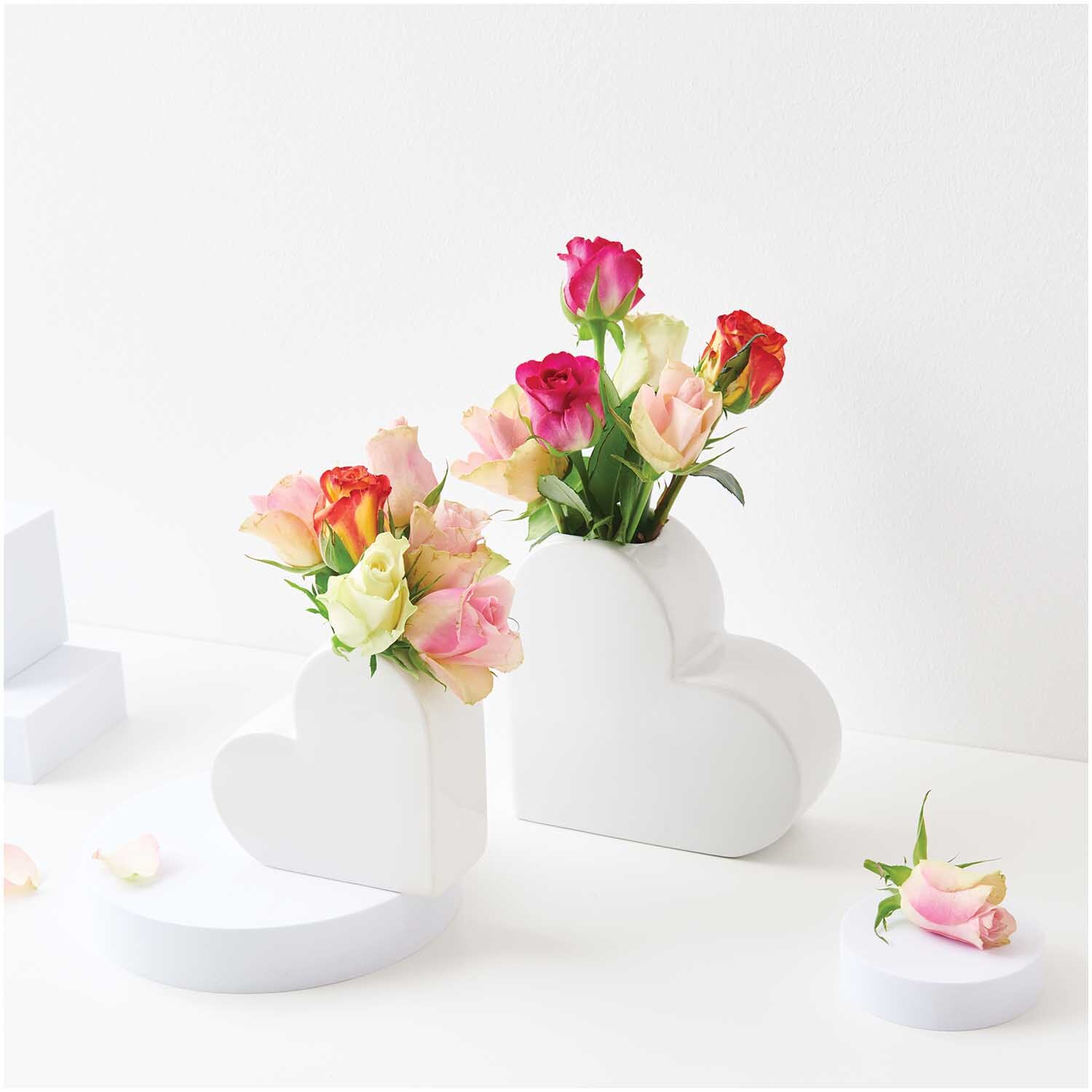 Keramik Vase Herz groß 16x6x16cm von Rico Design, gefüllt mit bunten Blumen, auf weißem Hintergrund.