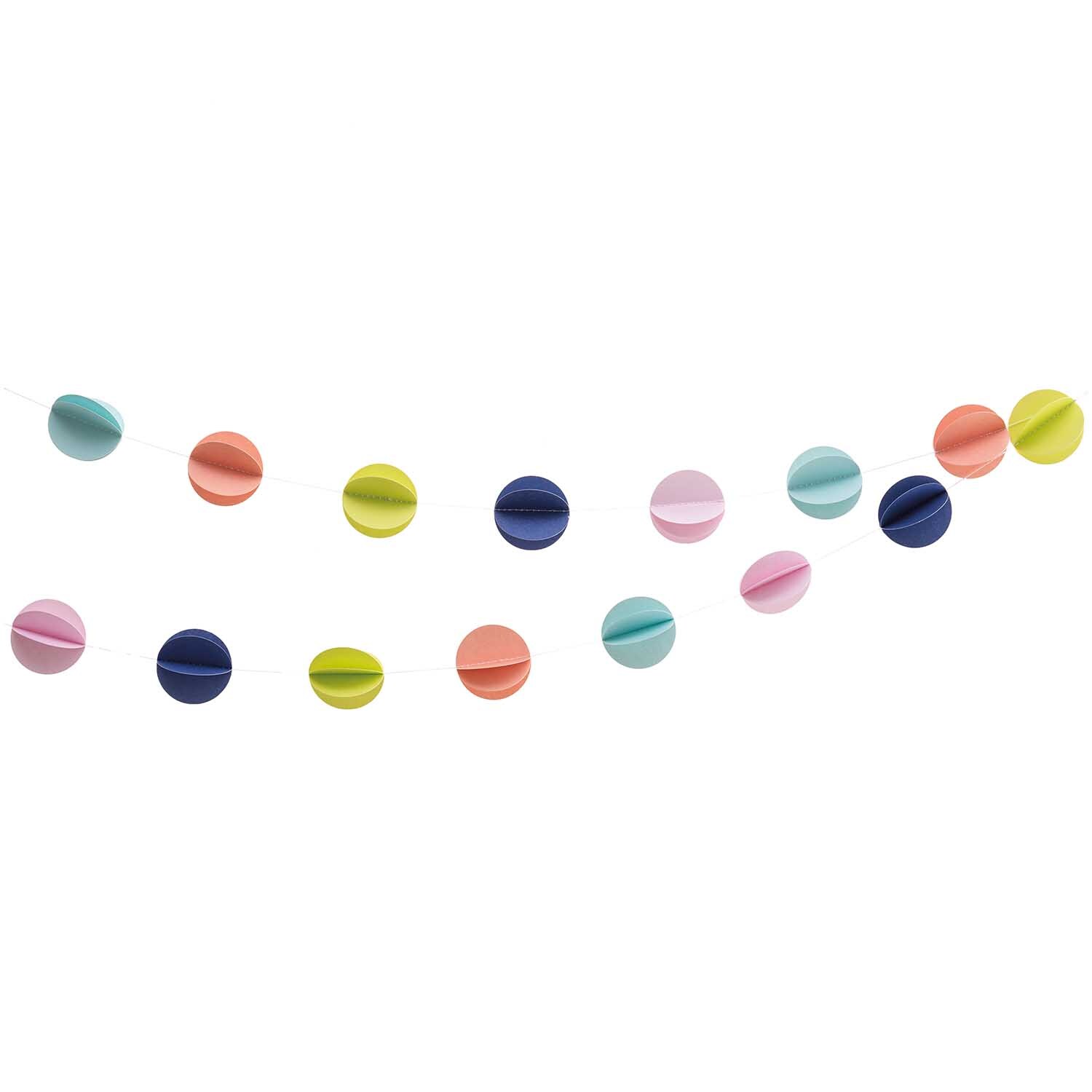 Girlande Bälle mehrfarbig 1,5m von Rico Design: Eine bunte Girlande mit runden Bällen in verschiedenen Farben, ideal für Dekorationen.