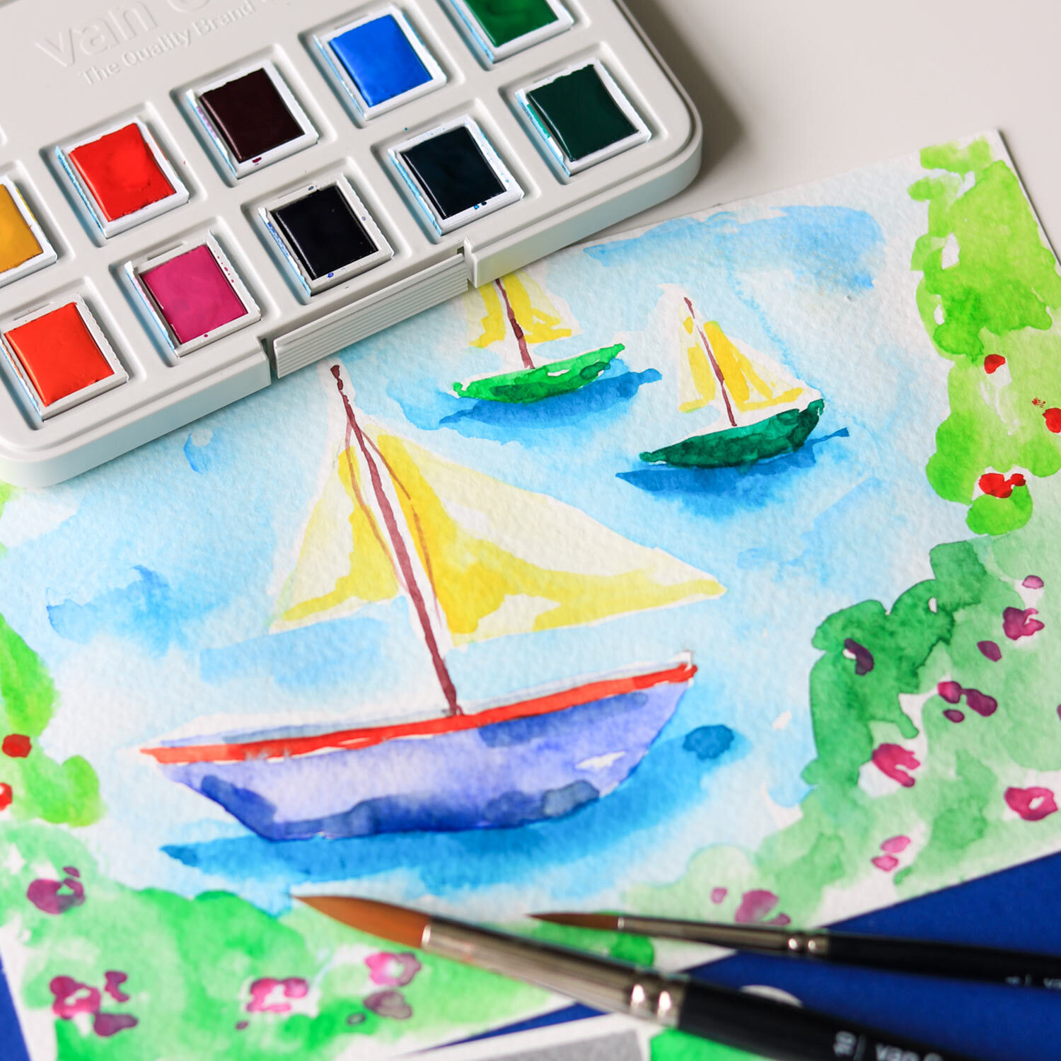 Aquarell Set intensive Farben 12 Näpfchen zeigt ein farbenfrohes Segelboot-Gemälde mit lebendigen Details.