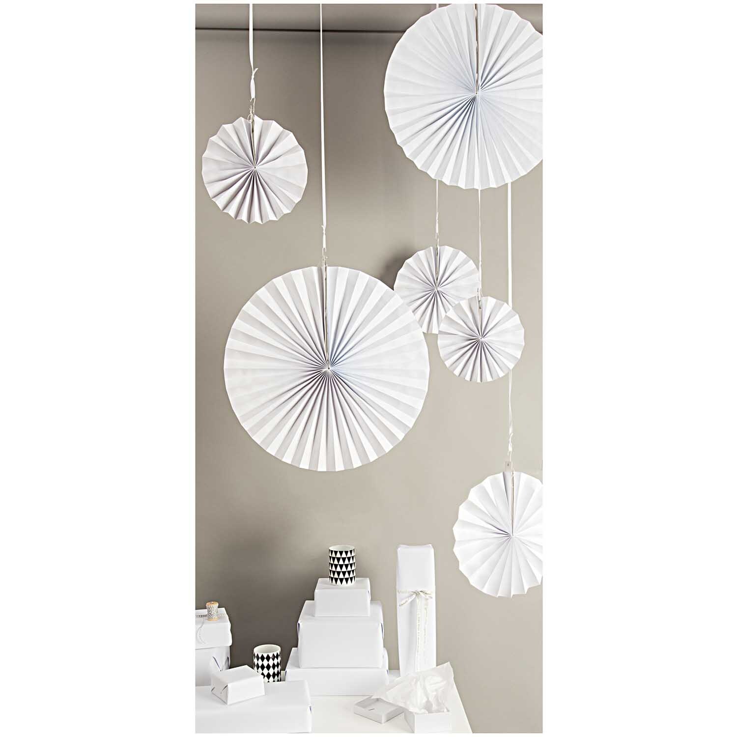 Fächer weiß Papier 3 Stück: Elegante, hängende Papierfächer von Rico Design in einem stilvollen Raum.