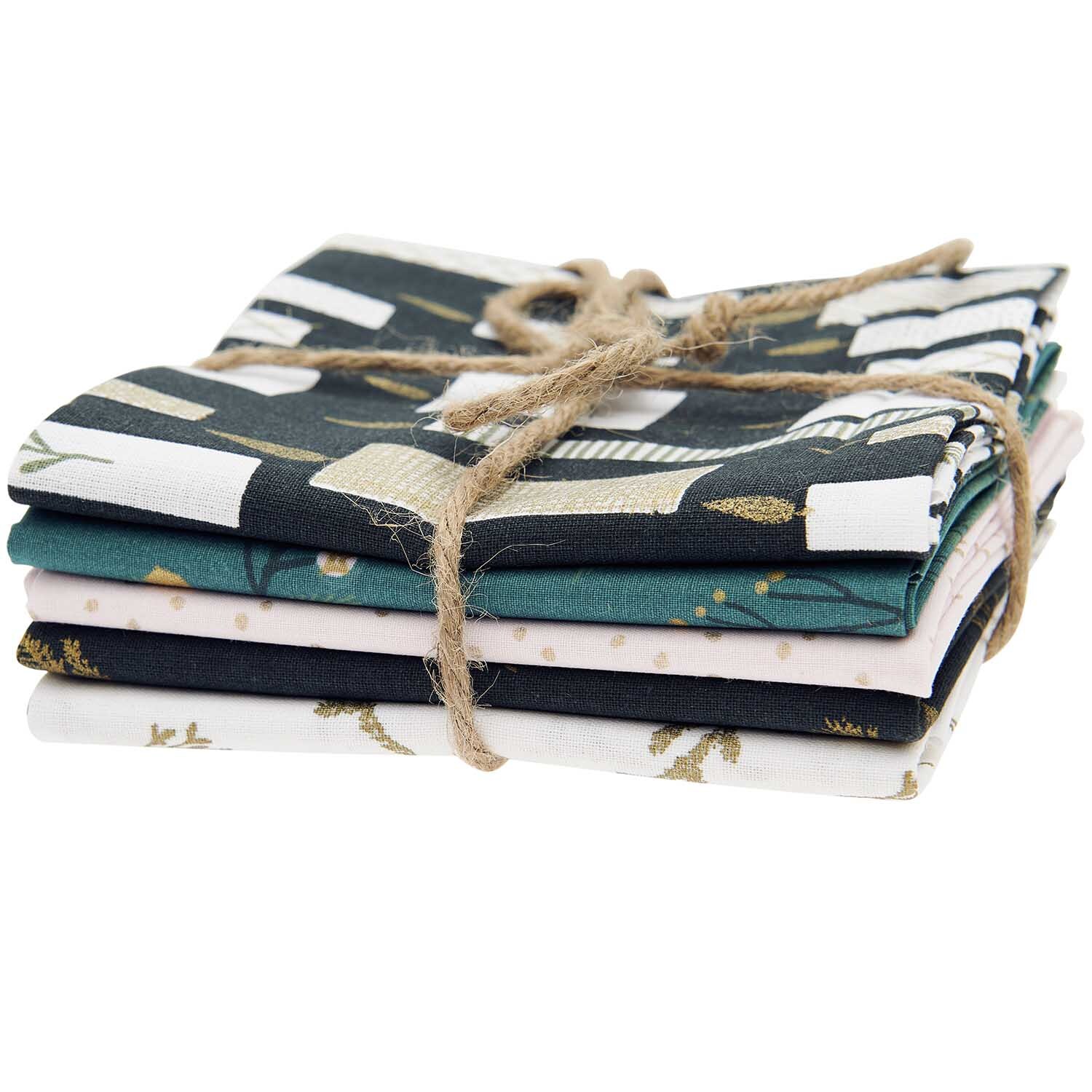 Stoffpaket mit 5 Stoffen Nostalgic Christmas 50x70cm von Rico Design, gebunden mit Juteschnur, zeigt verschiedene Muster und Farben.
