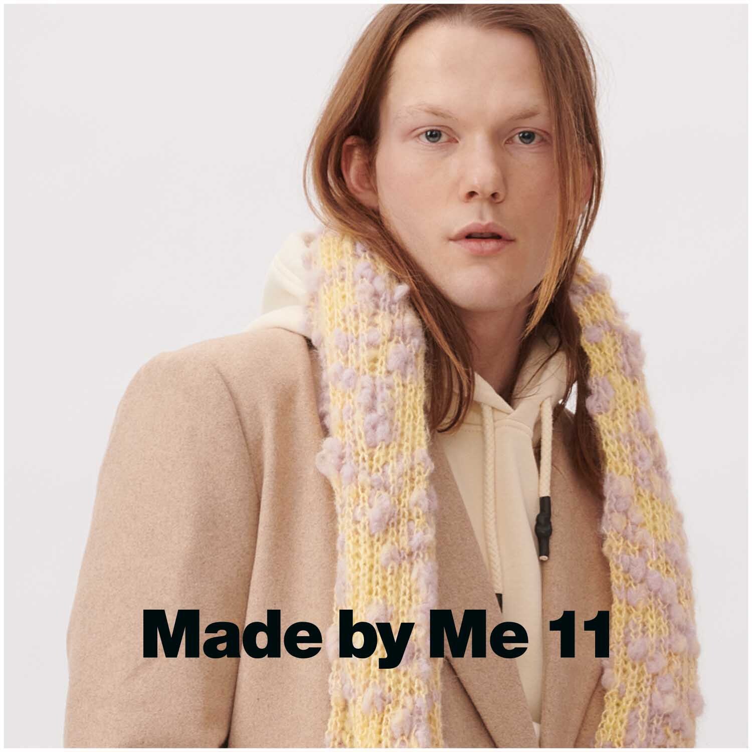 Fashion Alpaca Vibes aran: Person trägt einen gestrickten Schal in Vanille-Flieder von Rico Design.