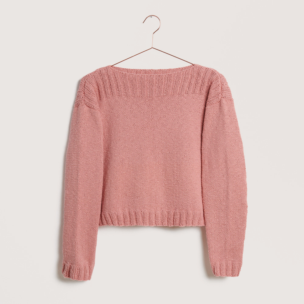 Pullover auf grauem Hintergrund – zum Strickset
