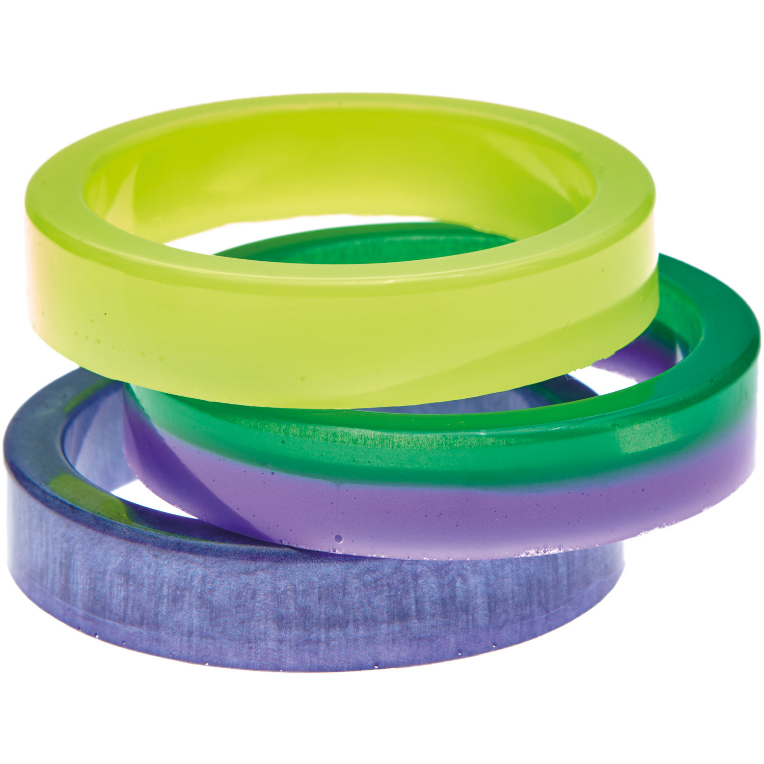 Farbpigmente für Resin Neon nachtleuchtend: Drei bunte Armreifen aus Epoxidharz in Neon Gelb, Perl Taubenblau und Transparent.
