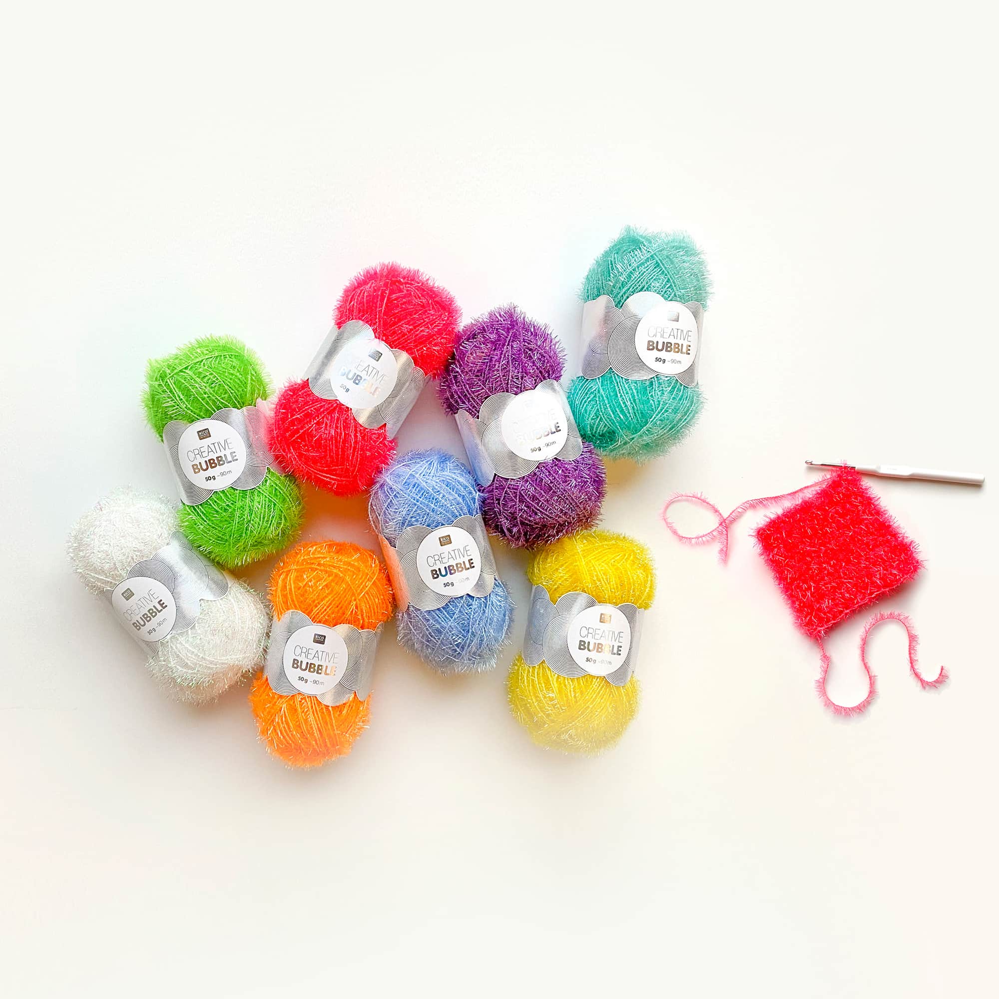Knäuel des Garns Creative Bubble in verschiedenen Farben