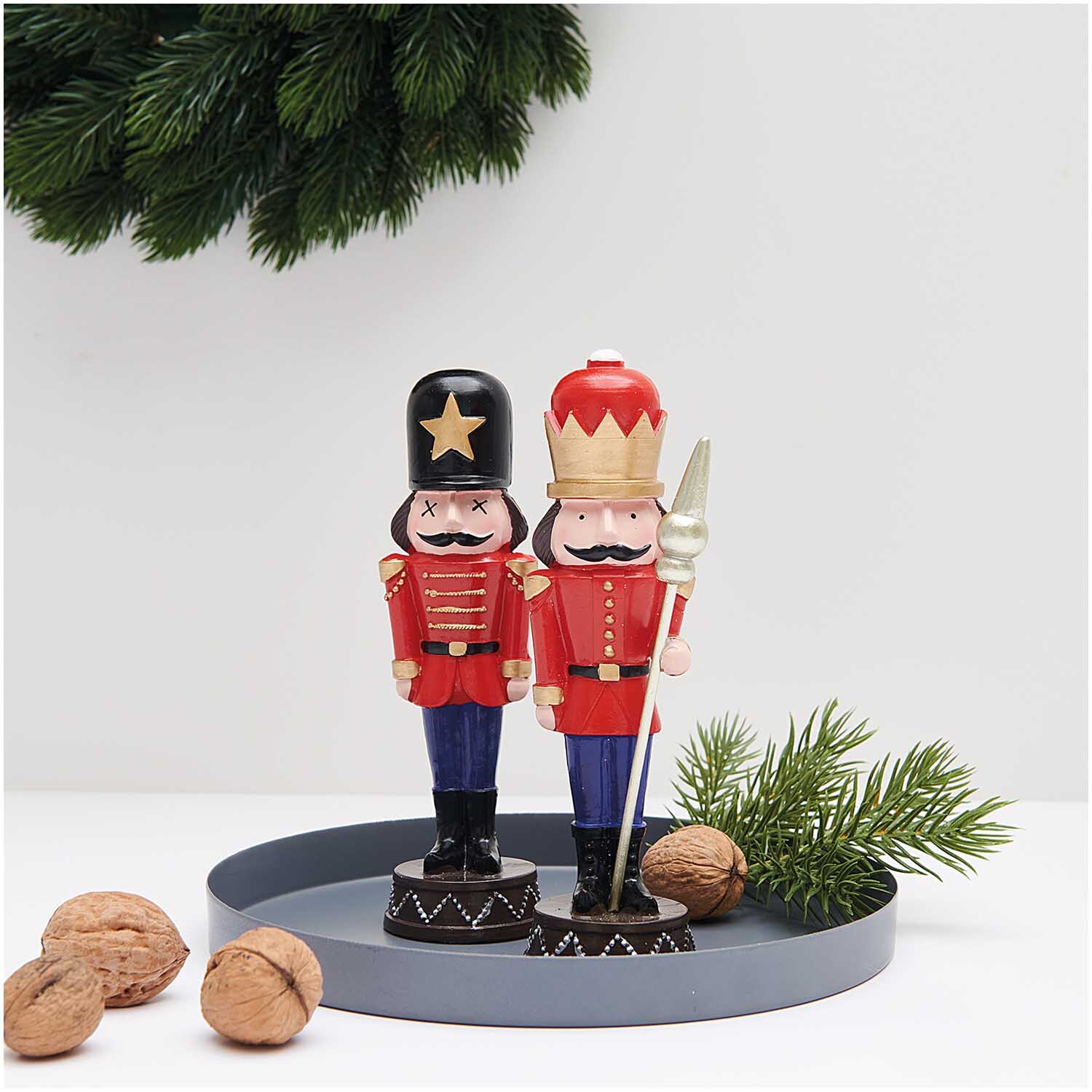 Polyresin Figur Nussknacker 17cm Farbe Rot von Rico Design