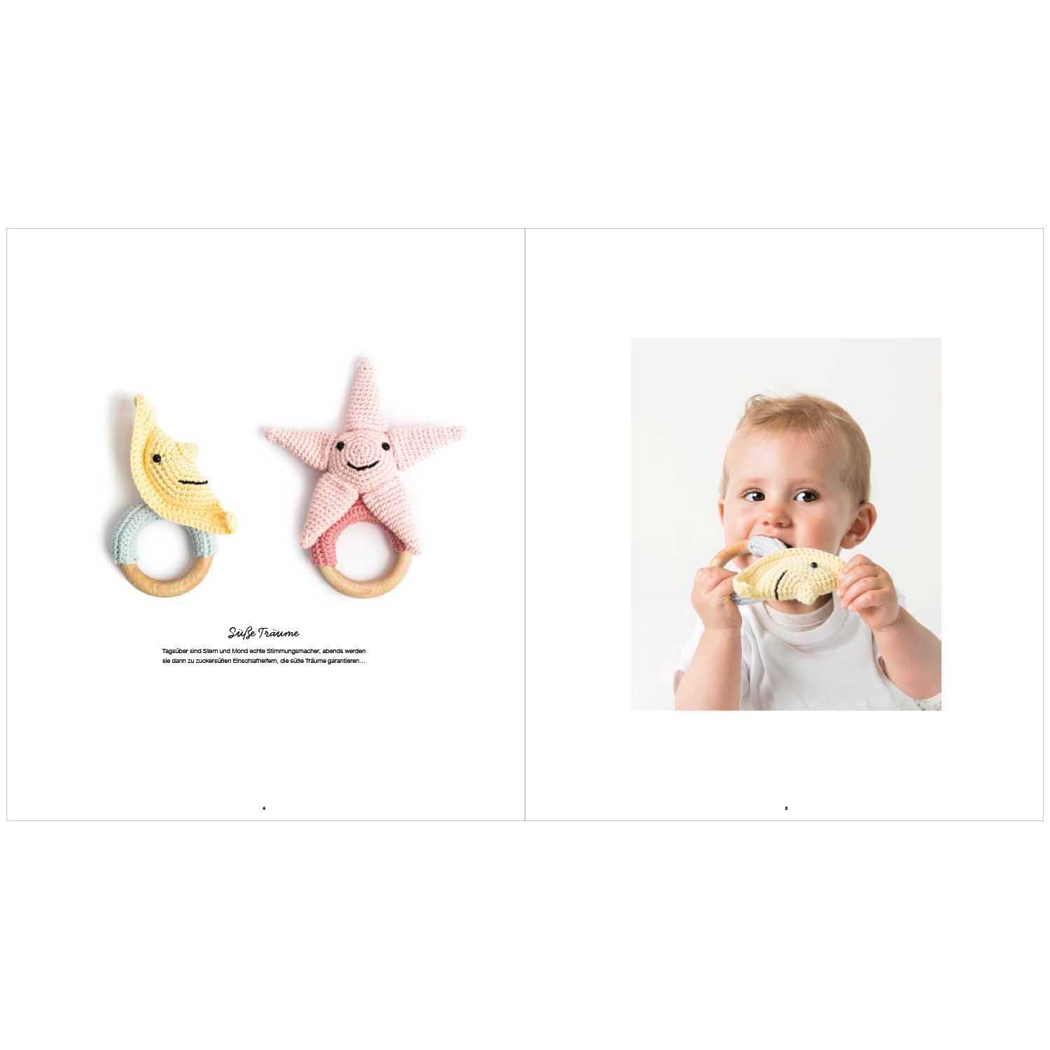 Ricorumi Baby In the Sky: Ein Baby spielt mit einem gelben, mondförmigen Rasselspielzeug. Ideal für kleine Hände.
