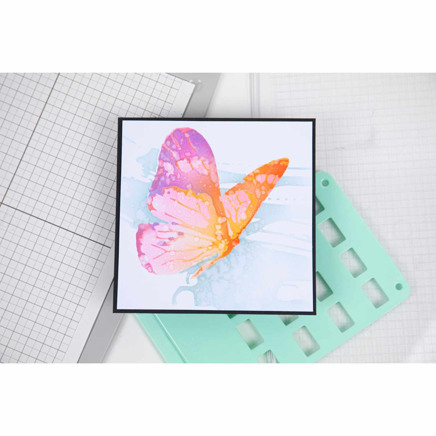 Layered Stencils Butterfly zeigt einen farbenfrohen Schmetterling auf weißem Hintergrund, ideal für kreative Projekte.