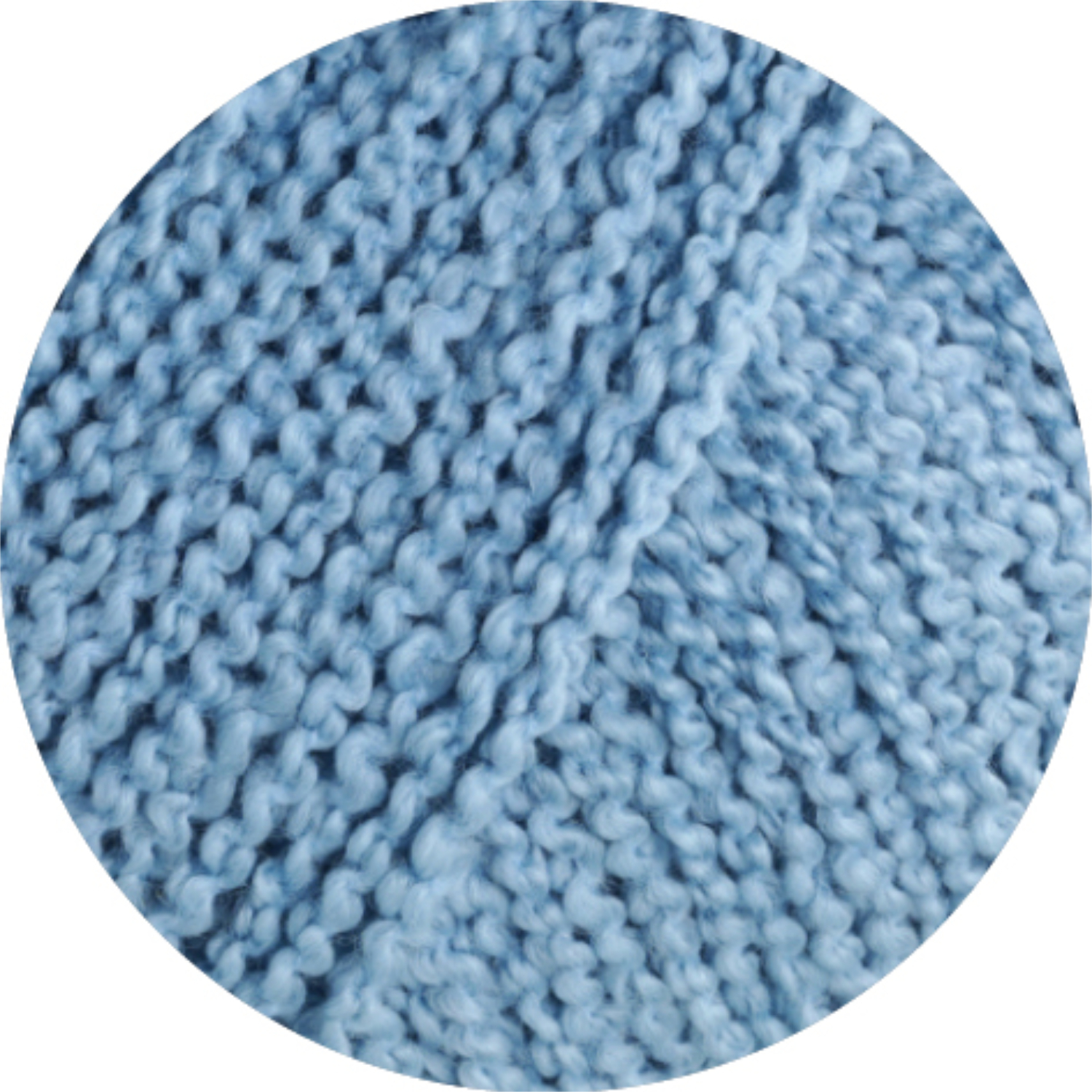 Riccio: Nahaufnahme von weicher, strukturierter Wolle in Graublau, ideal für Strickprojekte.