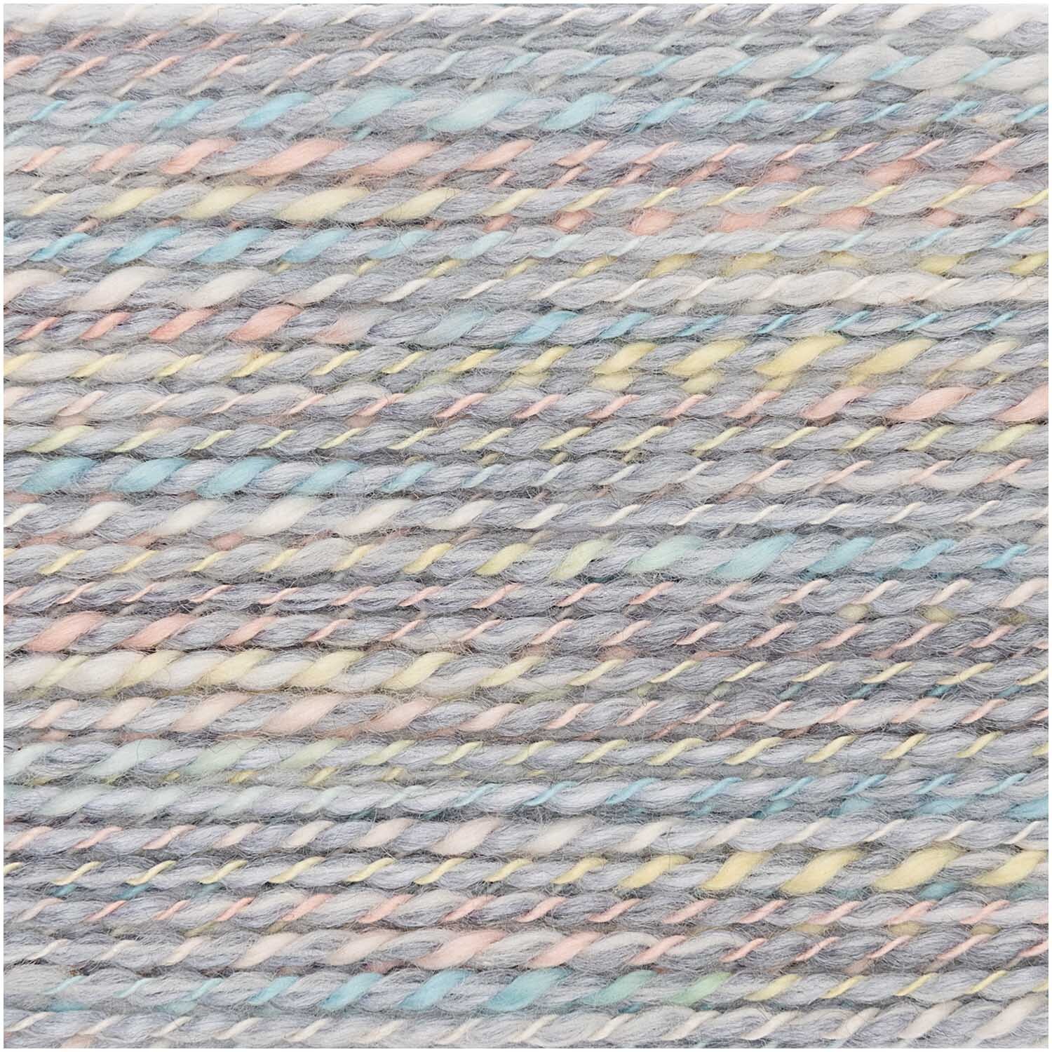 Creative Lazy Hazy Summer Cotton dk von Rico Design in Patina. Nahaufnahme von weicher, mehrfarbiger Baumwolle, ideal für Sommerprojekte.