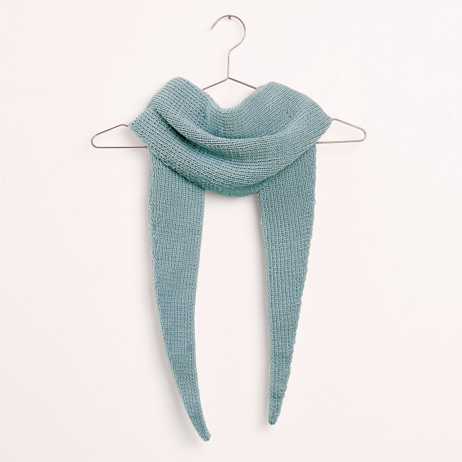 Essentials Fine Fine Merino Schal in Aqua, elegant drapiert auf einem Kleiderbügel. Ideal für stilvolle Wintermode.