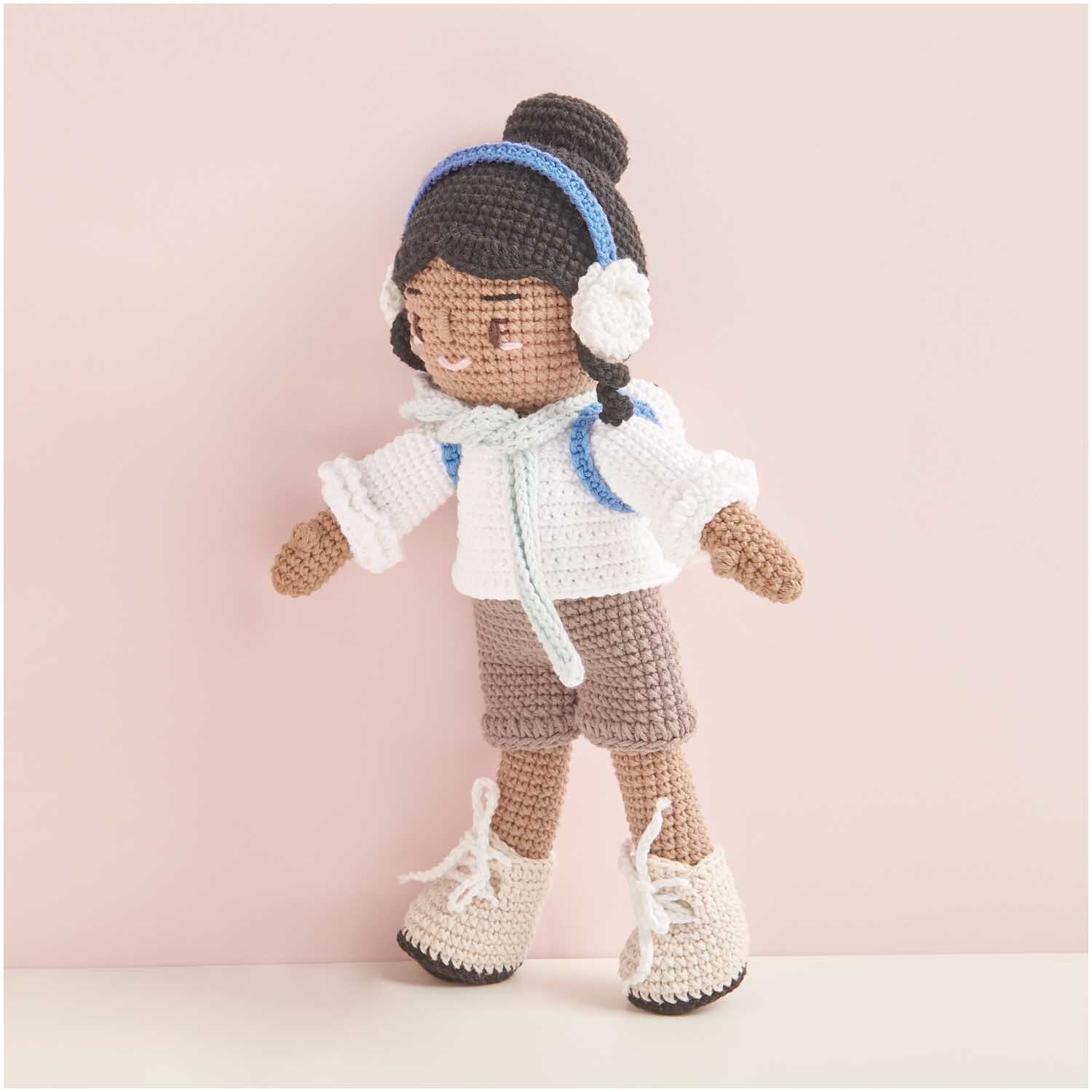 Creative Ricorumi dk: Gehäkelte Puppe mit Kopfhörern und Rucksack, in hellblauem Outfit von Rico Design.