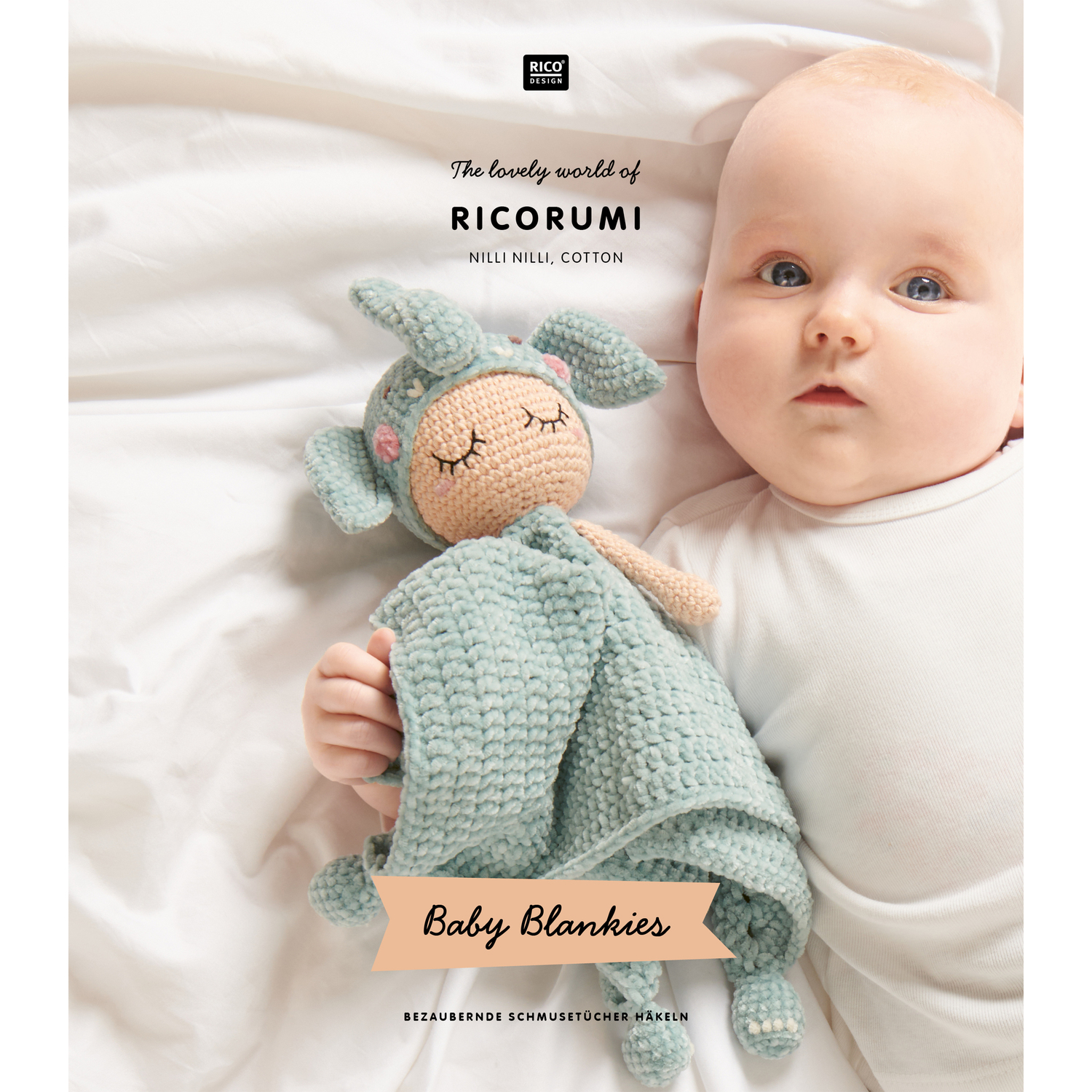 Ricorumi Baby Blankies Nilli Nilli: Baby mit gehäkeltem Schmusetuch in sanftem Mintgrün auf weißem Hintergrund.