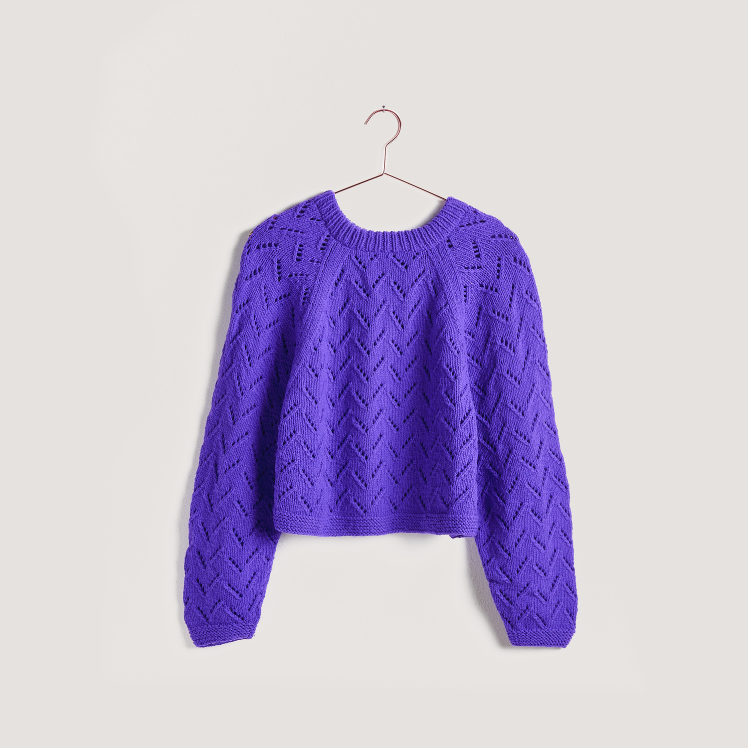 Strickset Pullover Modell 12 aus Vegan Cashmere, violetter Pullover auf einem Bügel vor neutralem Hintergrund.
