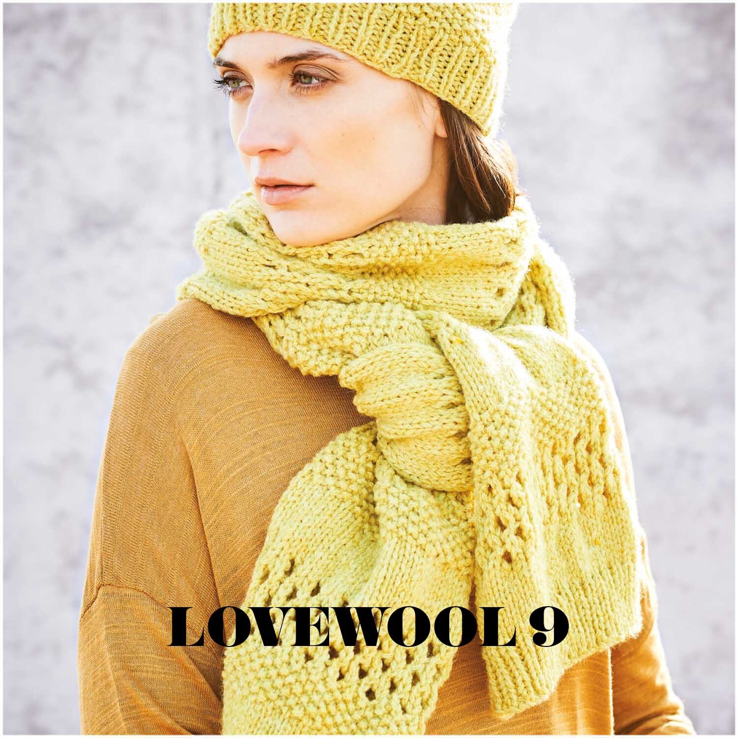 Fashion Alpaca Dream: Frau trägt gestrickten Schal und Mütze in Pastellgelb, 50g 115m, von Rico Design.