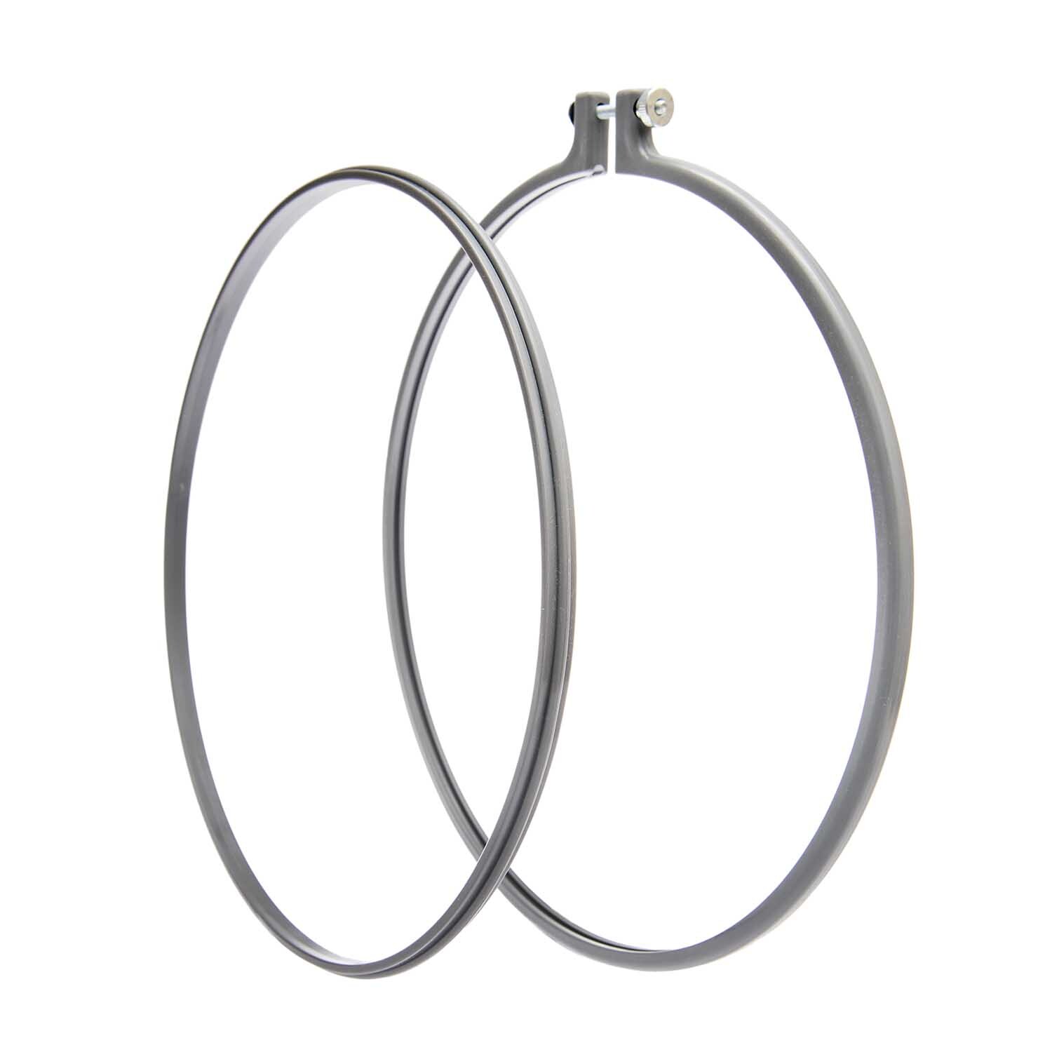 Stickring aus Kunststoff grau 25,4cm von Rico Design, ideal für Handarbeiten, zeigt zwei ineinander liegende Ringe.