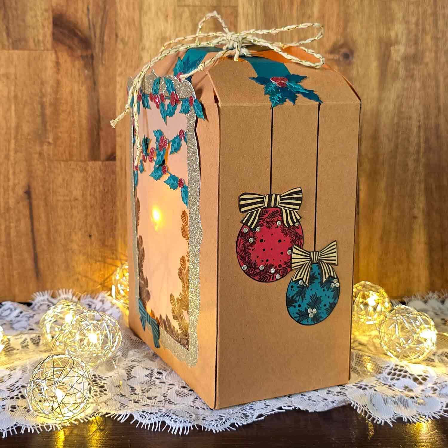 Eine Weihnachtslaterne mit ausgestanzten Motiven und aus Papier gebastelt.