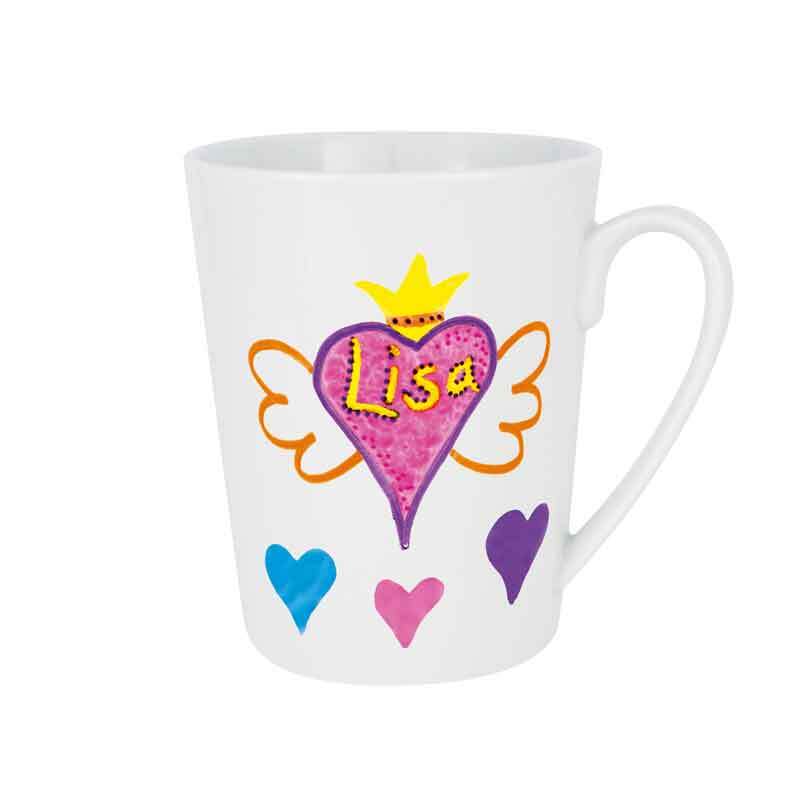 Hobby Line Porcelain PEN verziert eine weiße Tasse mit buntem Herzmotiv und Flügeln. Ideal für kreative Designs.