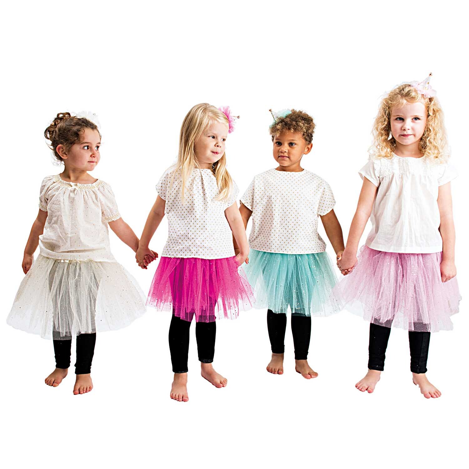 Tutu mit Glitzer Größe 92/116: Vier Kinder in bunten Tüllröcken von Rico Design, lächelnd und Hand in Hand.
