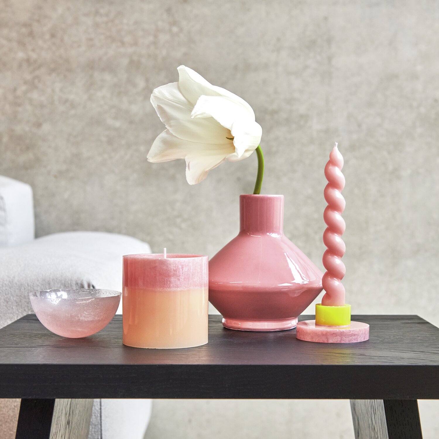 Silikon Gießform Behälter zylindrisch: Ein stilvoller Tisch mit rosa Kerzen, Vase und Blume, ideal für Epoxidharz-Projekte.