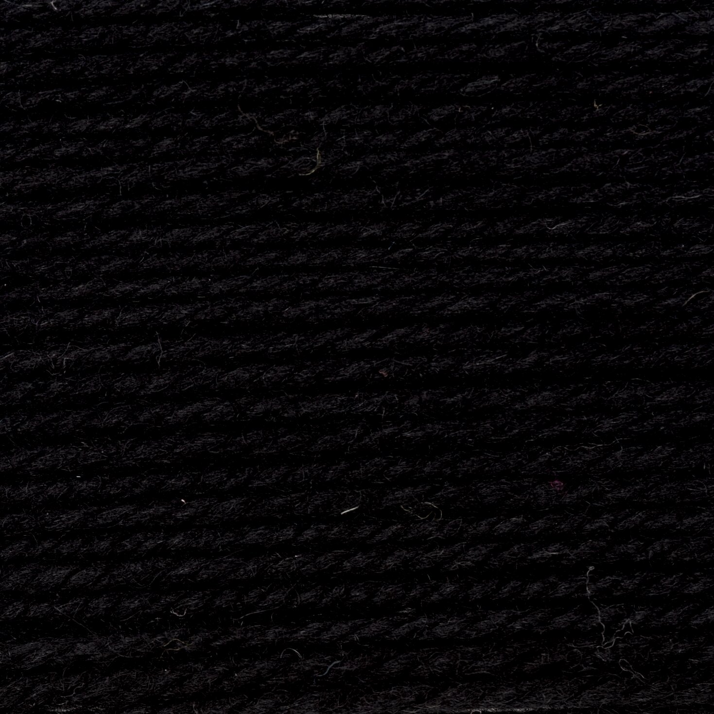 Wickelkarte des Garns Essentials Soft Merino aran in der Farbe 090 Schwarz.