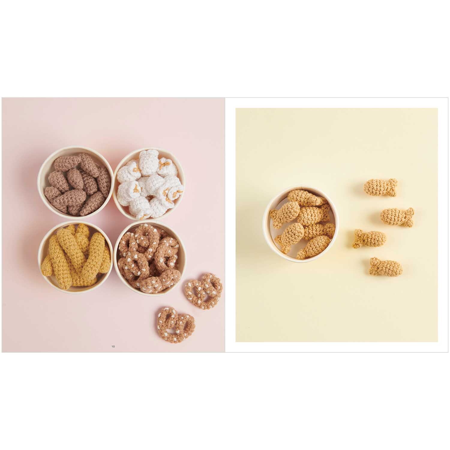 Ricorumi Snacks: Vier Schalen mit gehäkelten Snacks in verschiedenen Farben von Rico Design auf hellem Hintergrund.