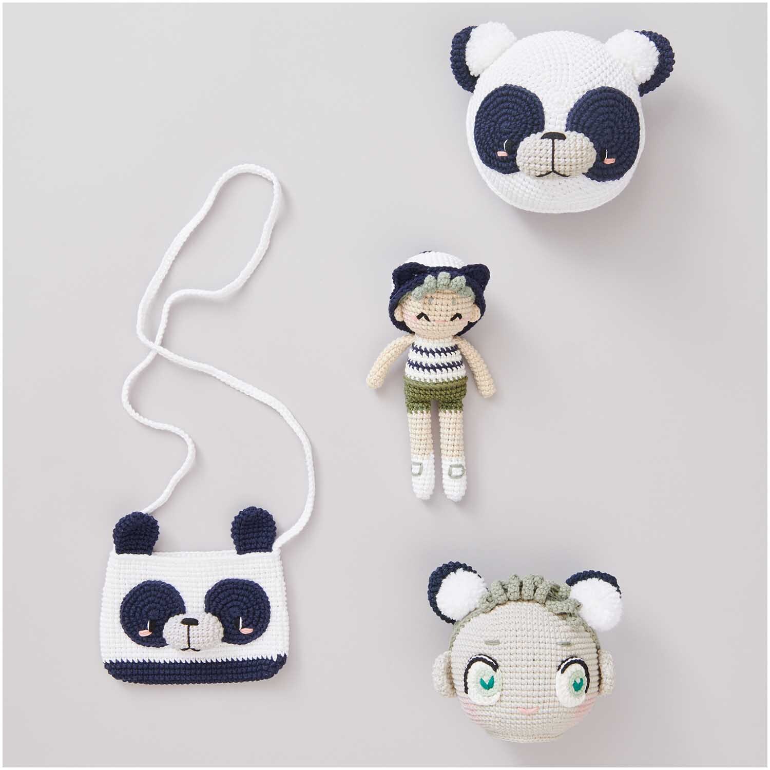 Creative Ricorumi dk: Gehäkelte Panda-Tasche und Figuren in Schwarz-Weiß von Rico Design, ideal für kreative Projekte.