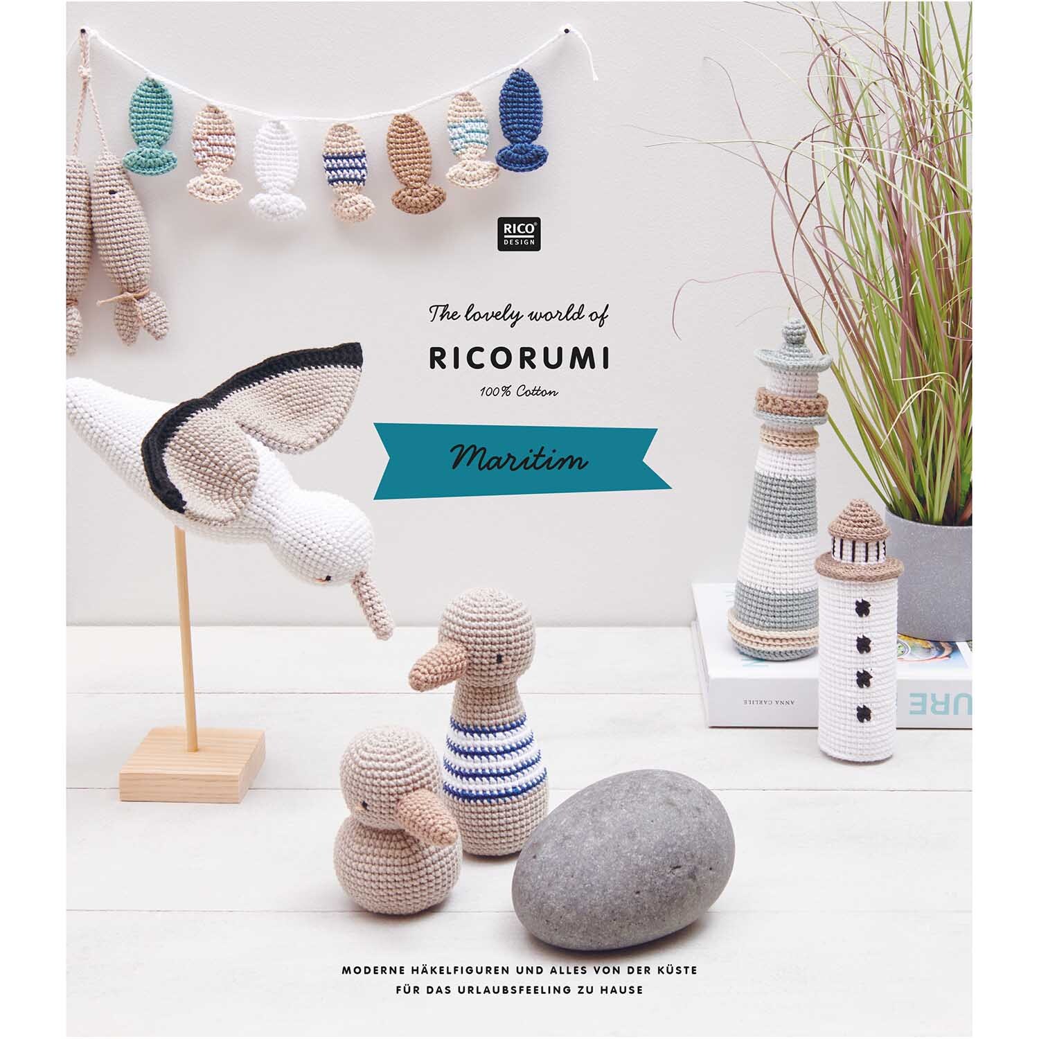 Ricorumi Maritim deutsch: Gehäkelte maritime Figuren und Leuchttürme von Rico Design auf einem Tisch.