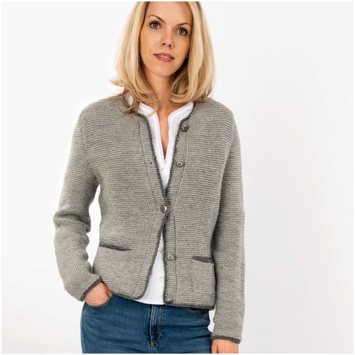 Essentials Soft Merino aran: Frau trägt grauen Strickcardigan von Rico Design, kombiniert mit weißer Bluse und blauer Jeans.