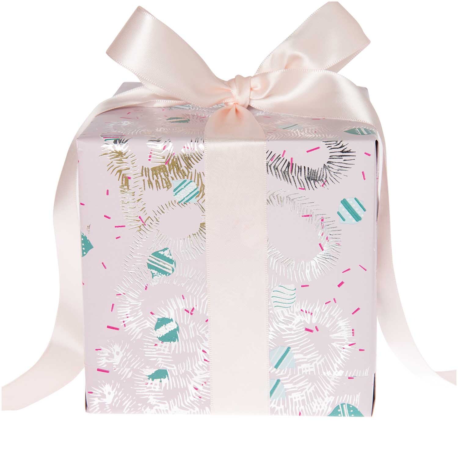 Paper Poetry Geschenkpapier Nostalgic Christmas: Rosa Geschenk mit festlichem Baumschmuck-Muster und Schleife, ideal für Weihnachten.