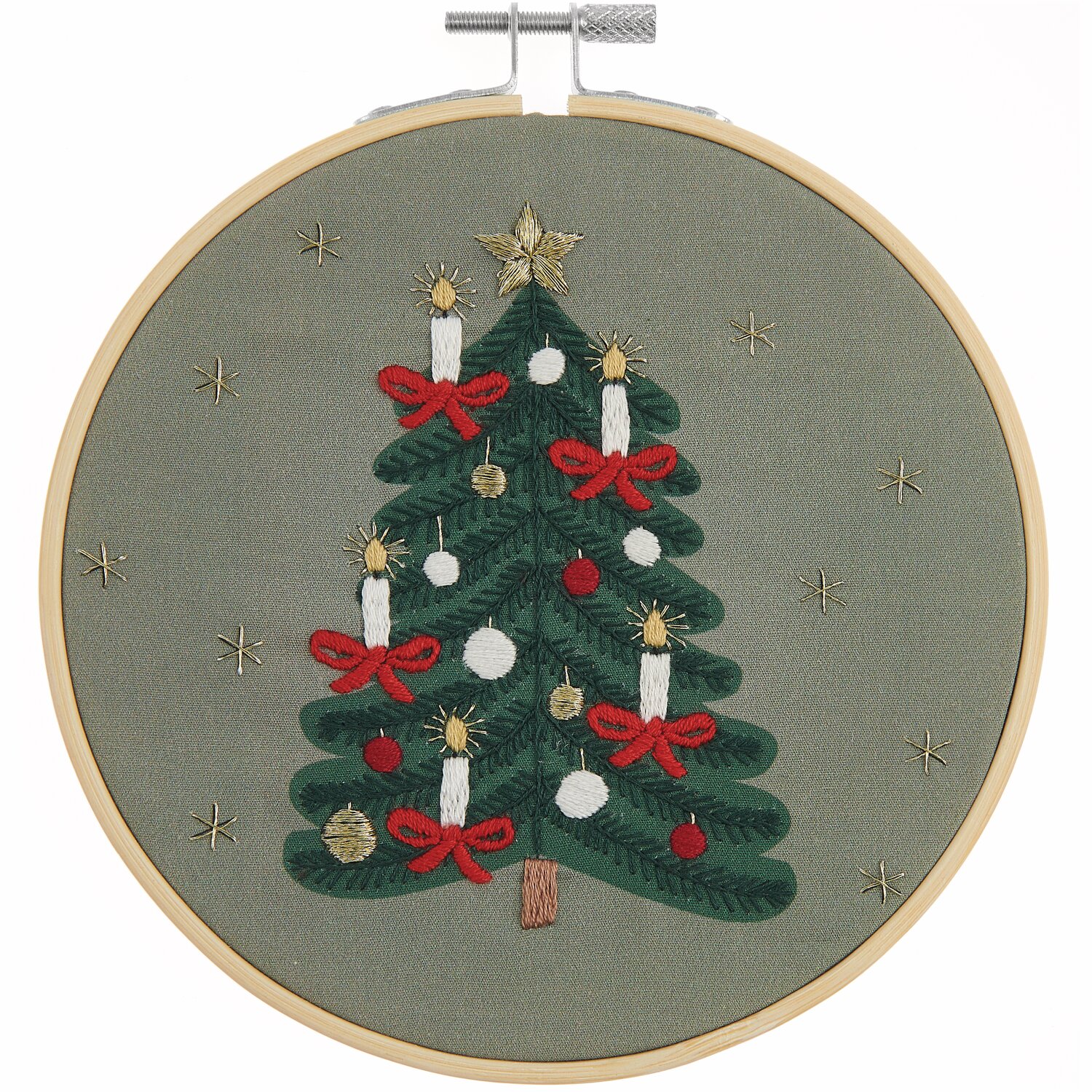Stickpackung Weihnachtsbaum vorgezeichnet von Rico Design zeigt einen grünen Baum mit Kerzen und roten Schleifen auf grauem Hintergrund.