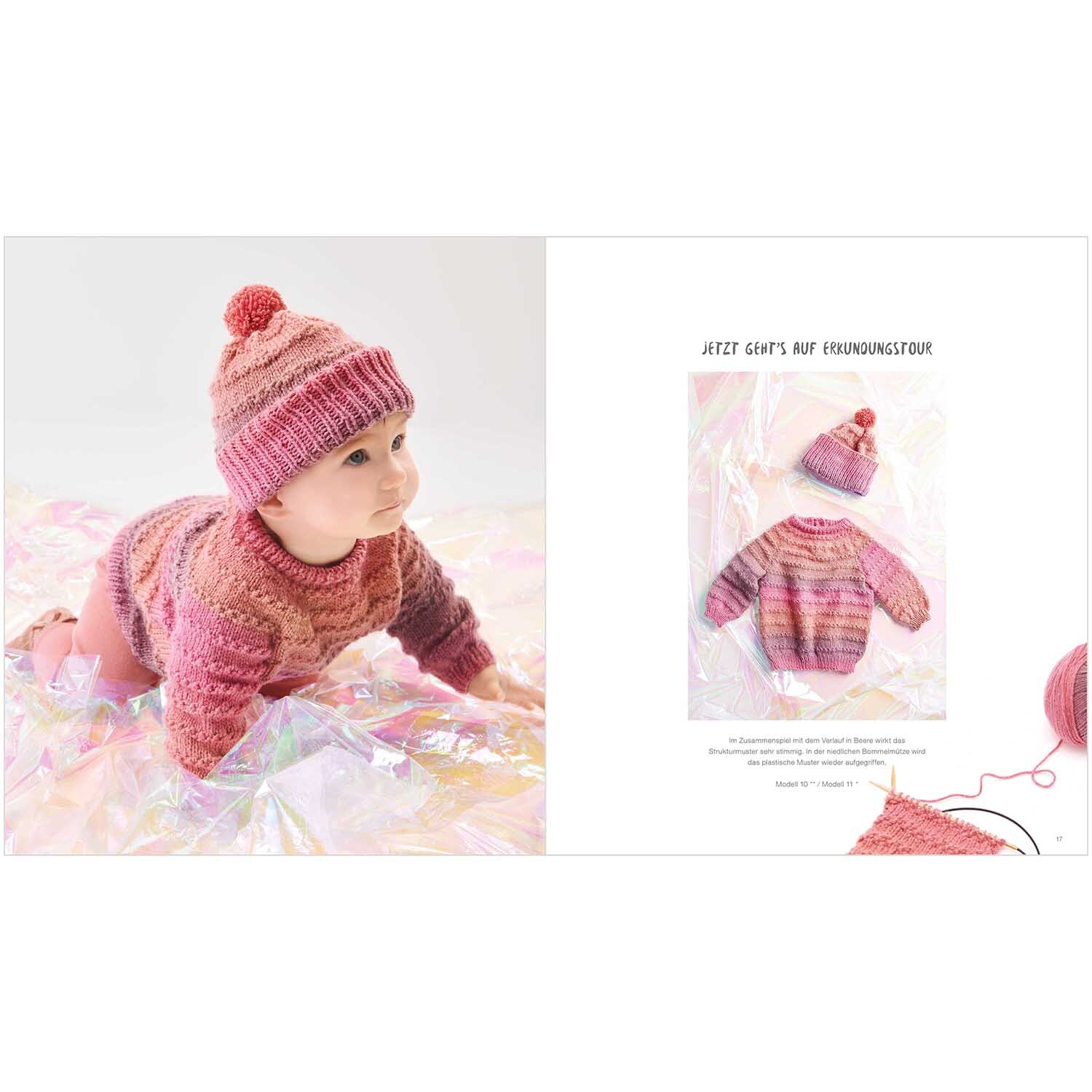Rico Baby Heft Nr.35 zeigt ein Baby in einem gestrickten rosa Outfit mit Mütze auf schimmerndem Untergrund. Ideal für kreative Strickideen.